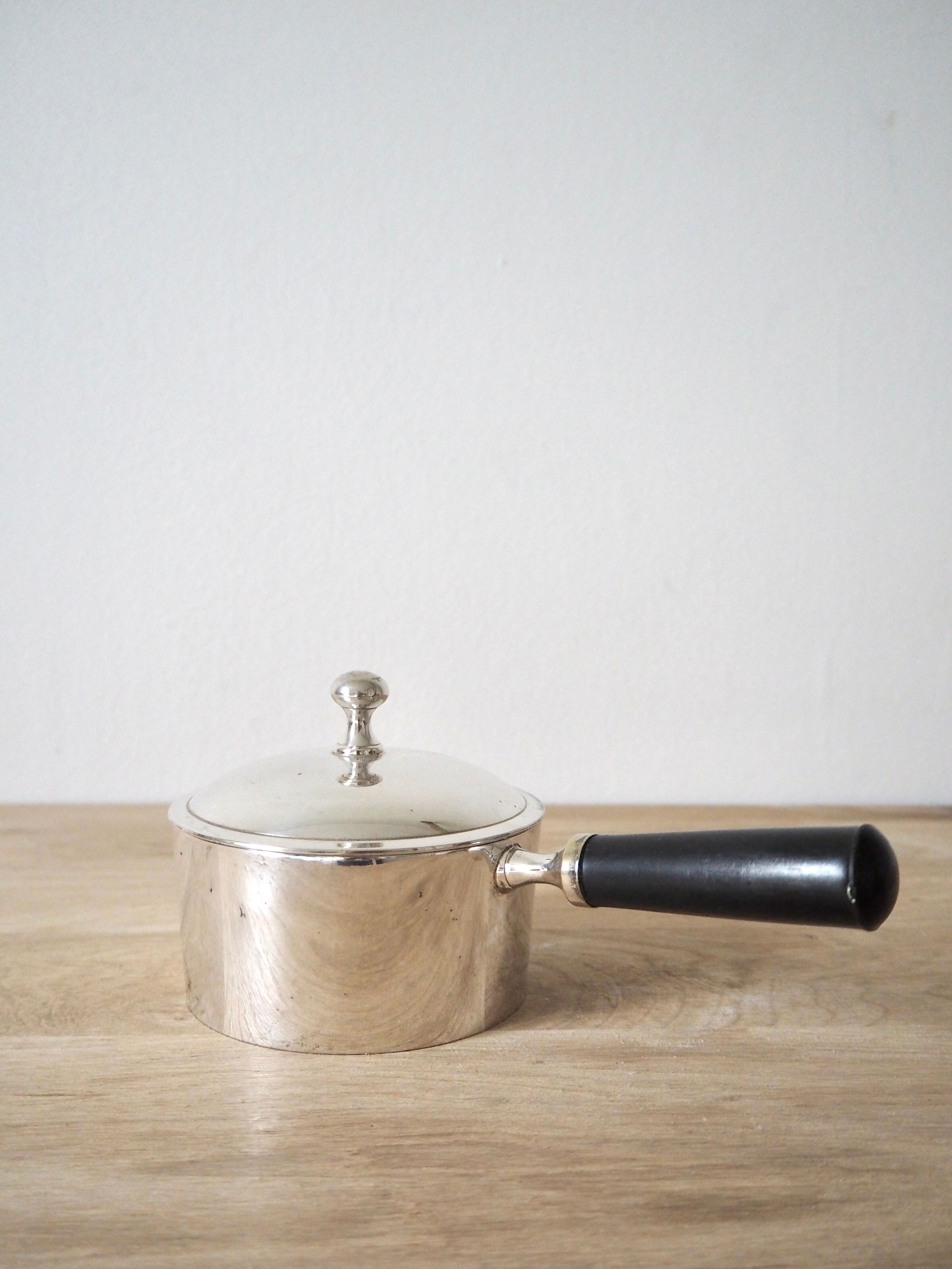 Pot à sauce en argent avec manche
