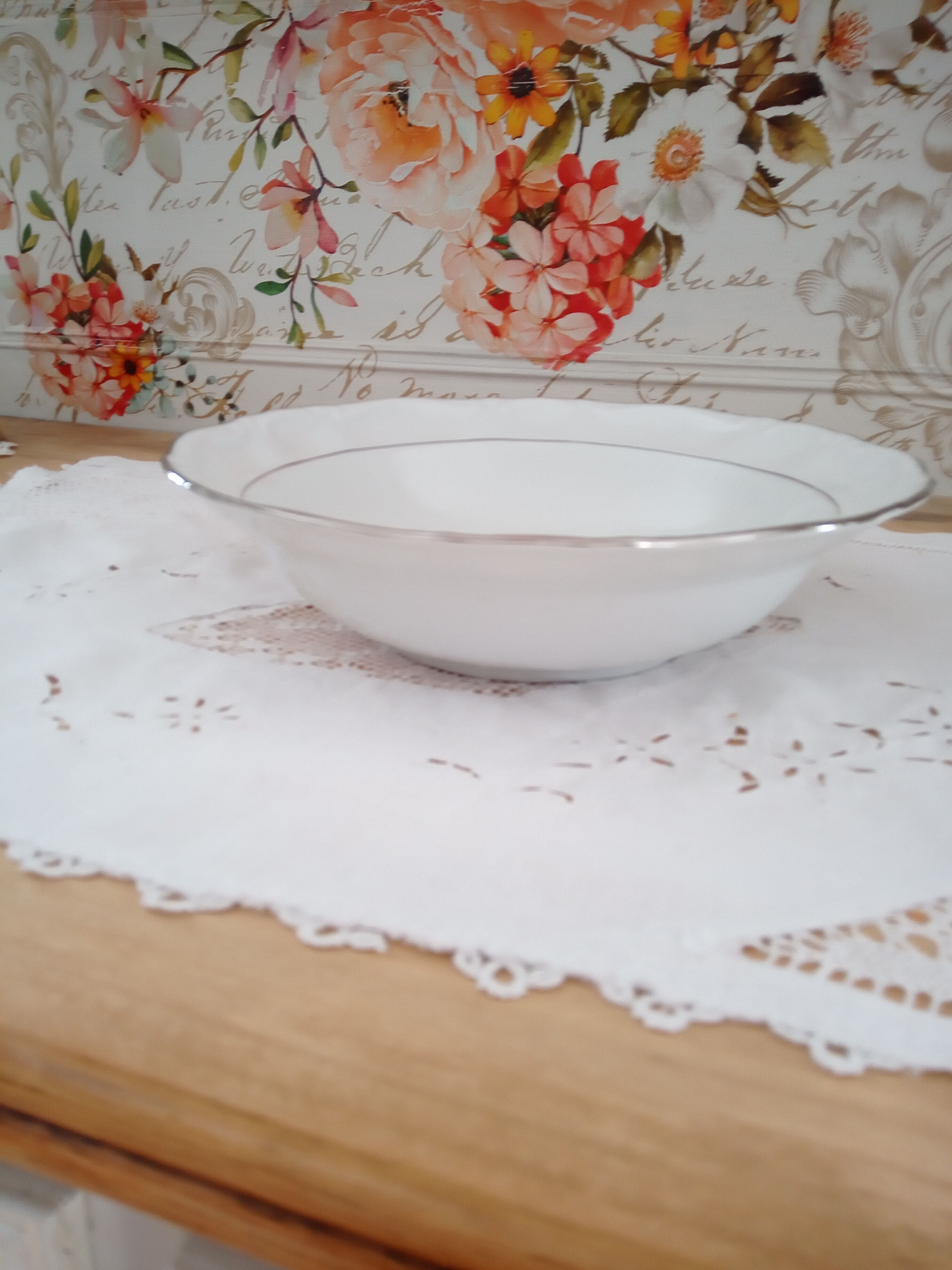 Plat rond creux petit modèle en porcelaine Kronester Bavaria blanche et liseré argenté