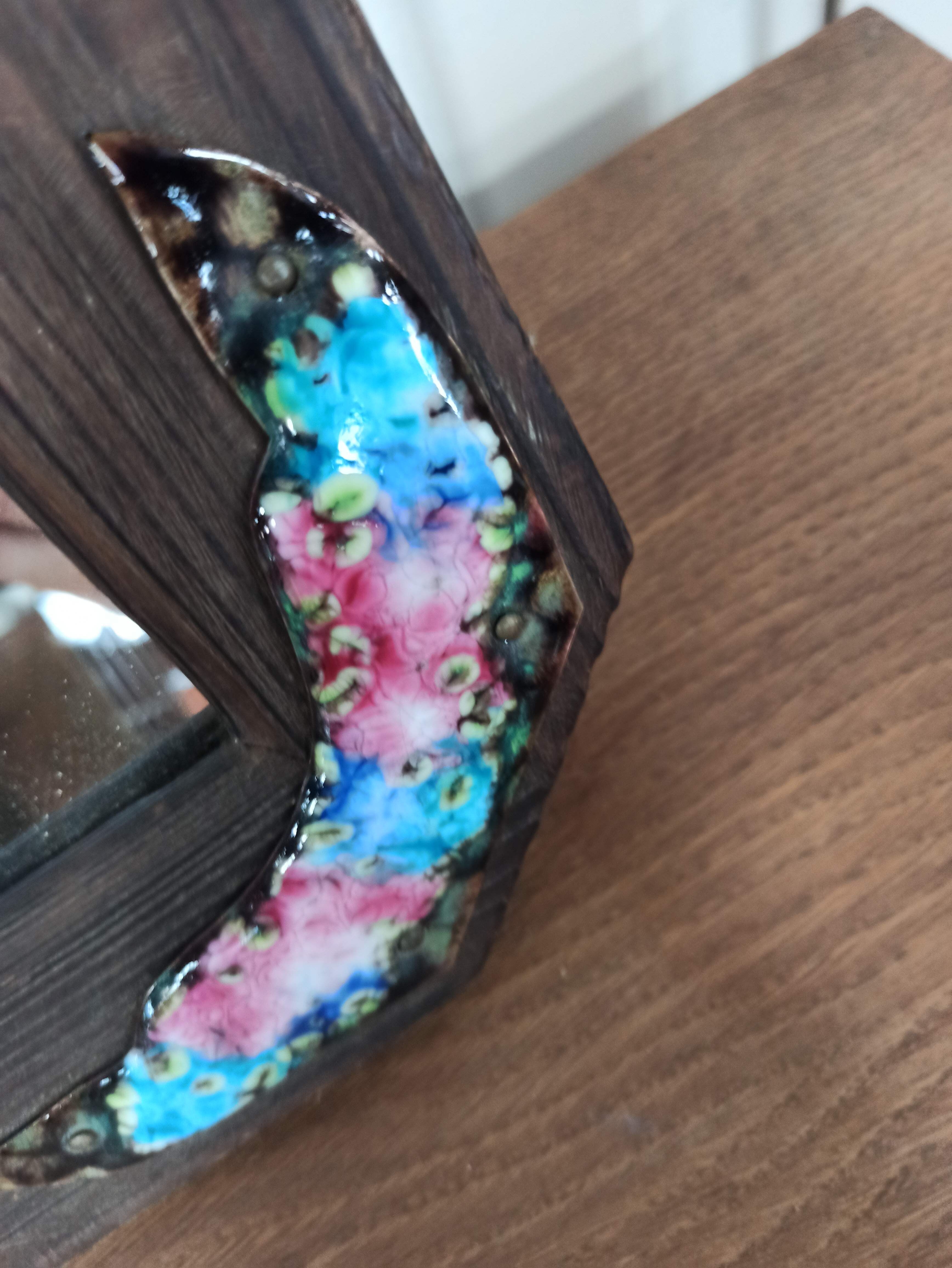 Wooden mirror and enamel enamelled plates