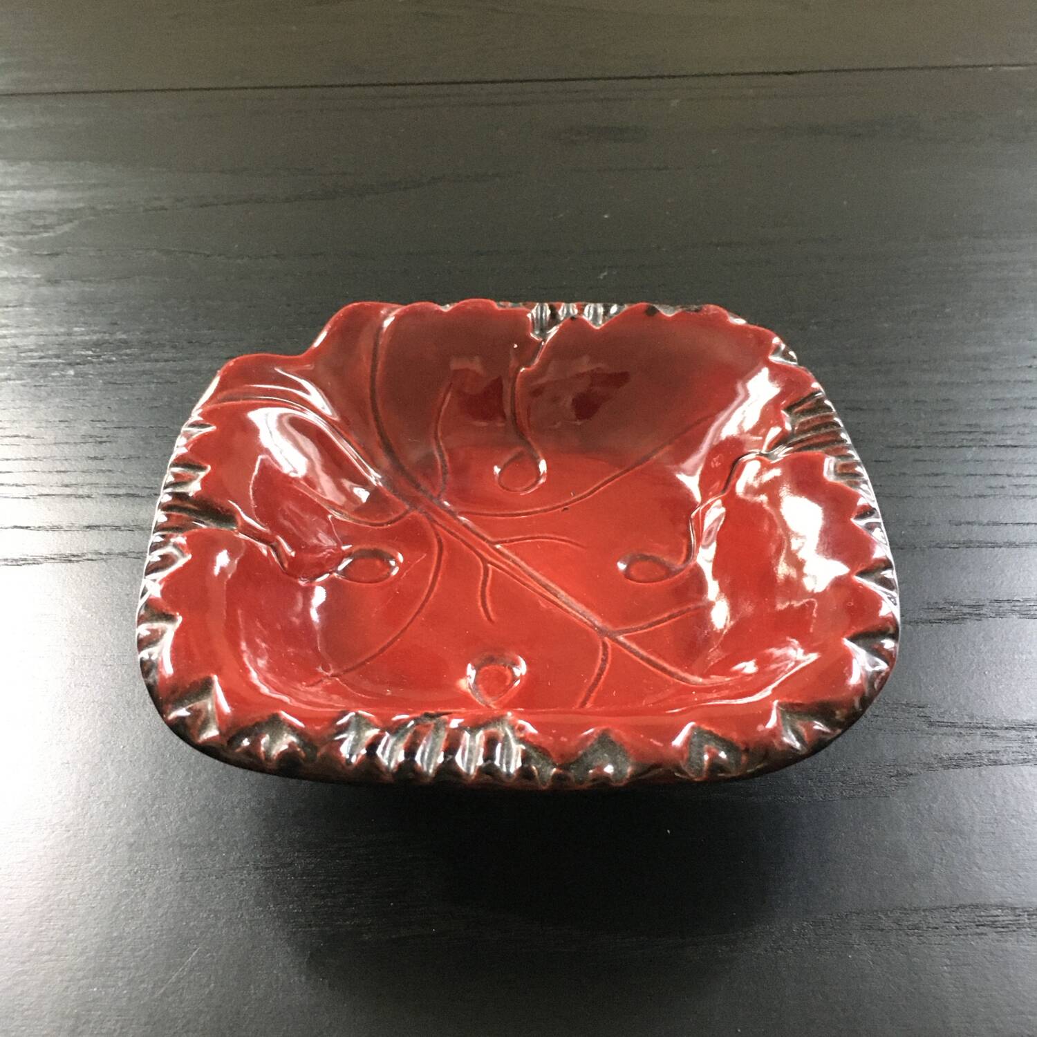 Burgundy leaf emptier