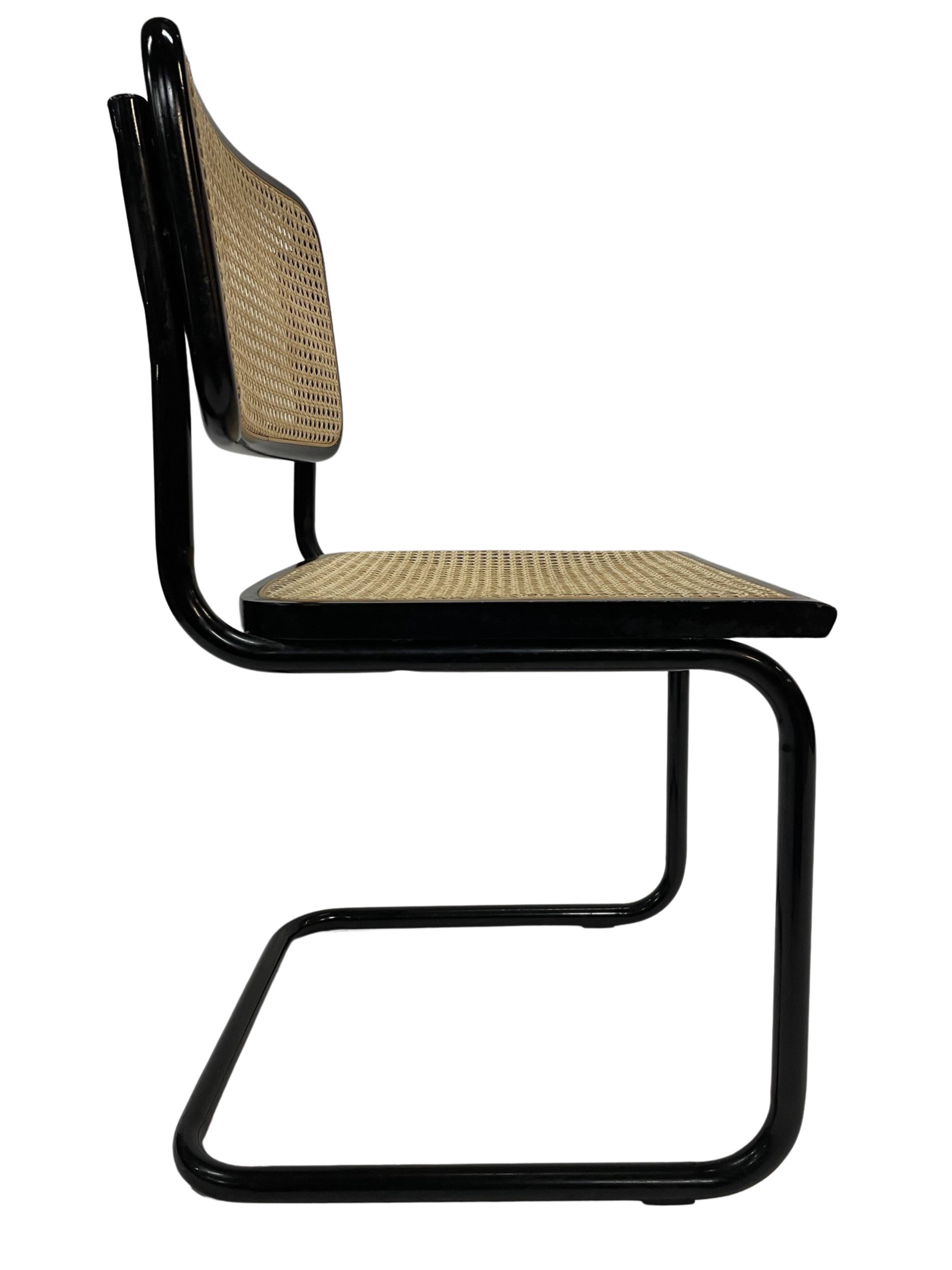 Chaise design Cesca modèle B32 en noir - structure noire