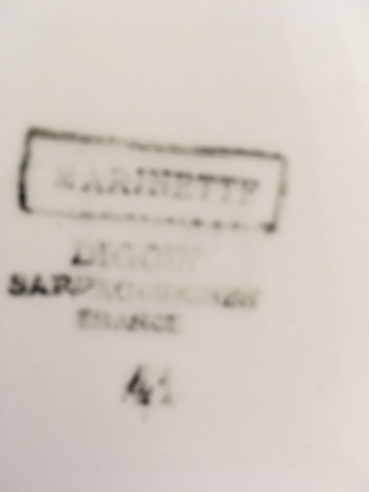 Matching flat plates in red and blue