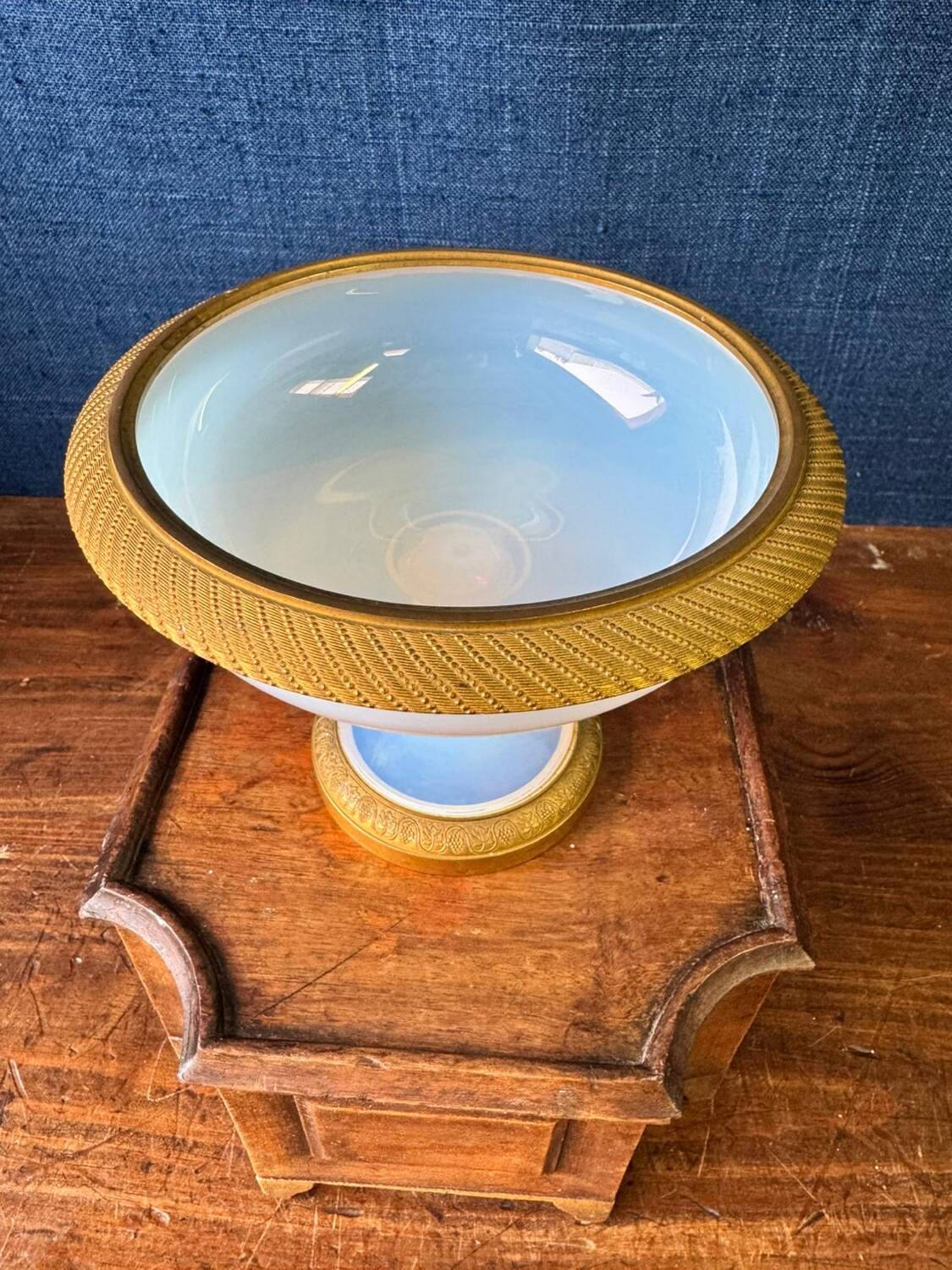 Coupe en opaline sur pied, époque Charles X