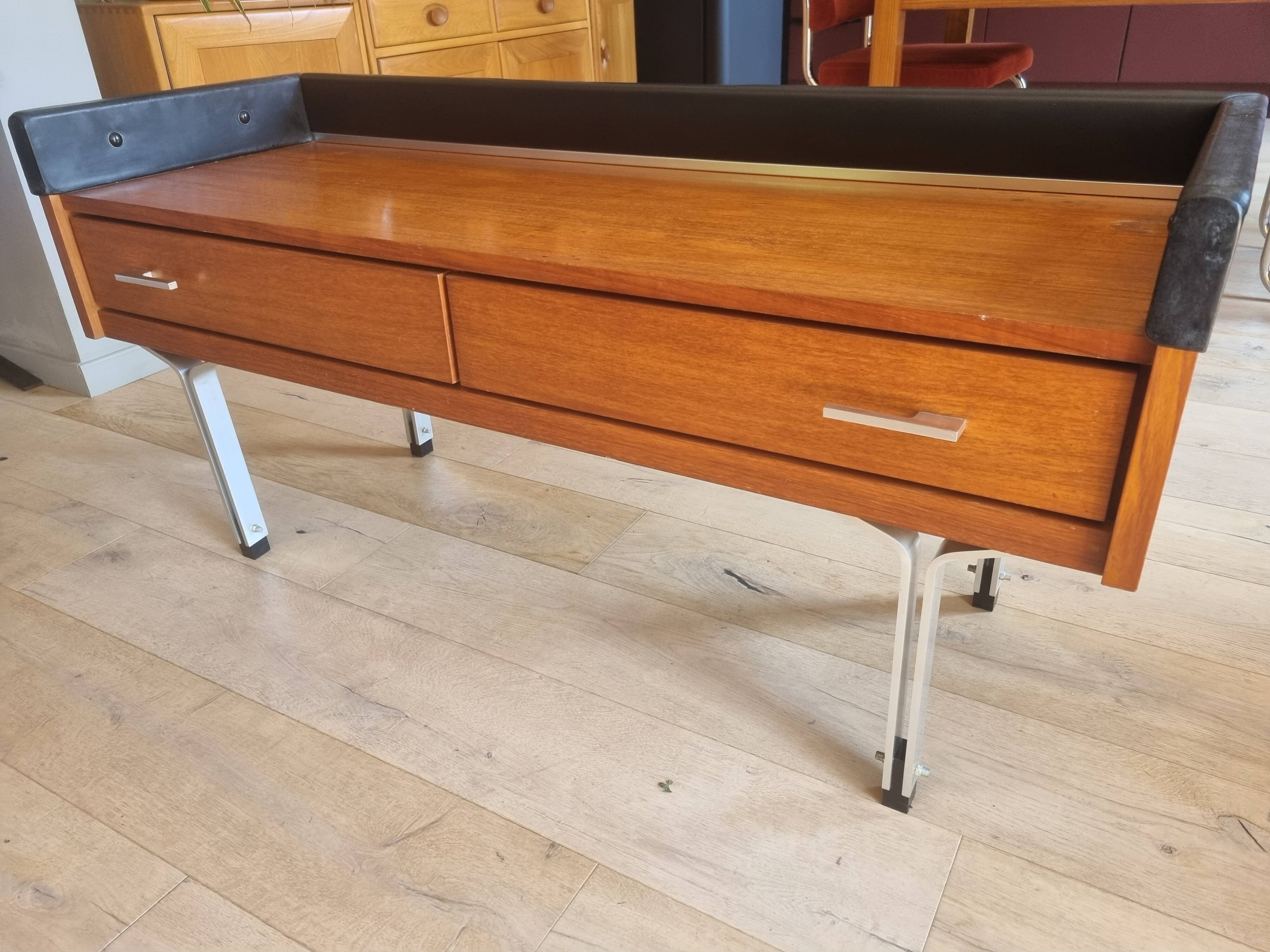 Dressing table with its mirror