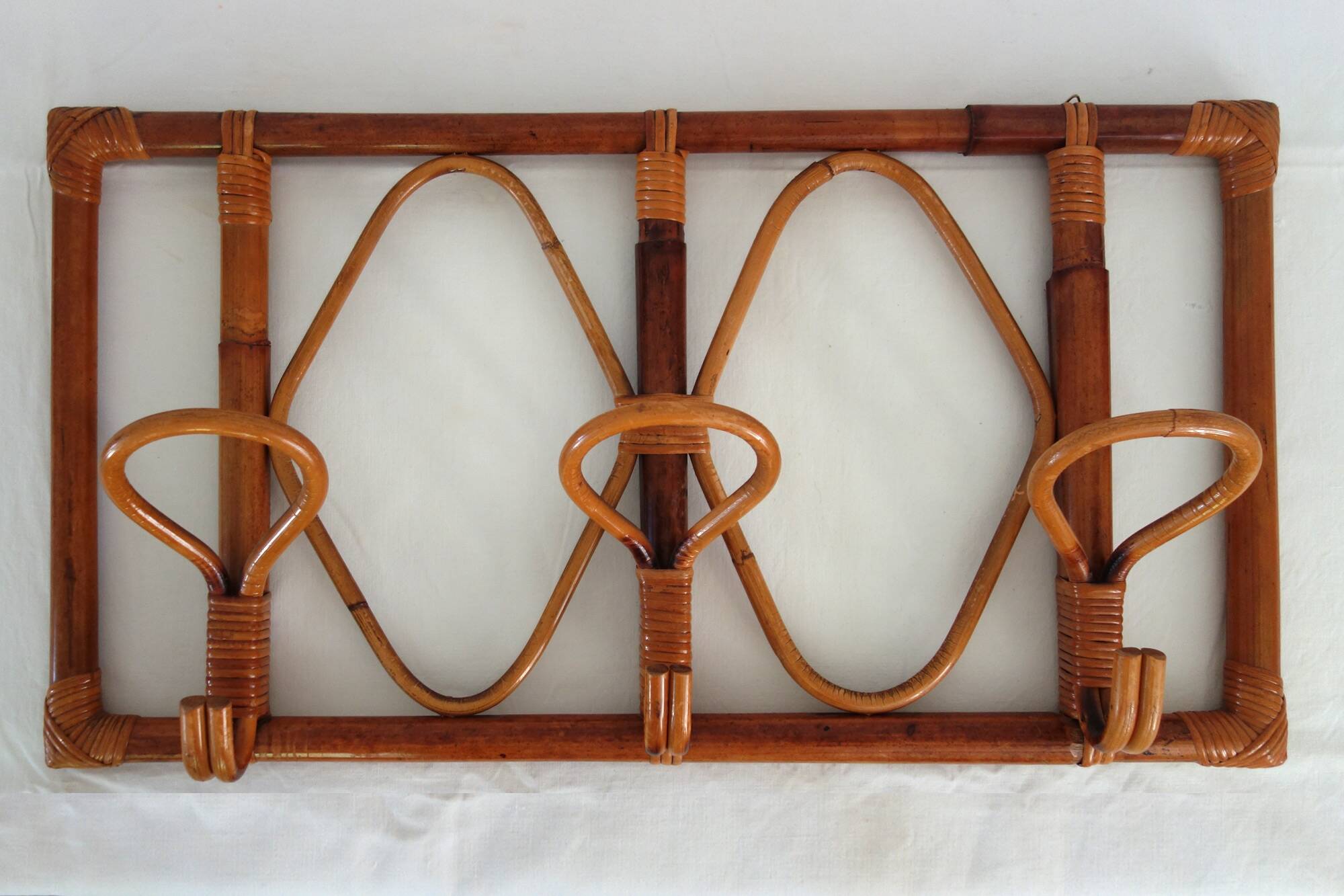 Vintage wall coat rack in bamboo and rattan.