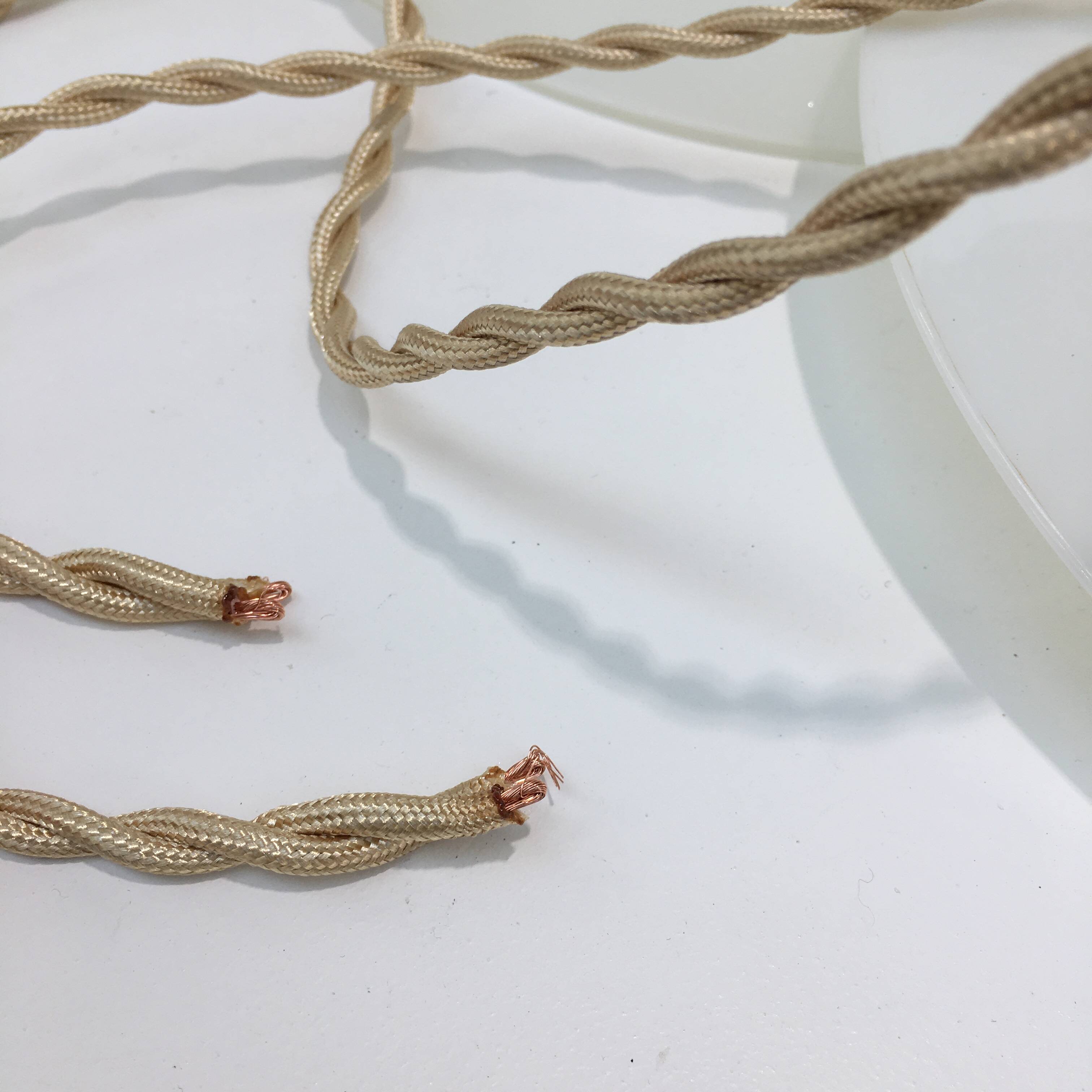 Série de deux suspensions vintage en opaline blanche