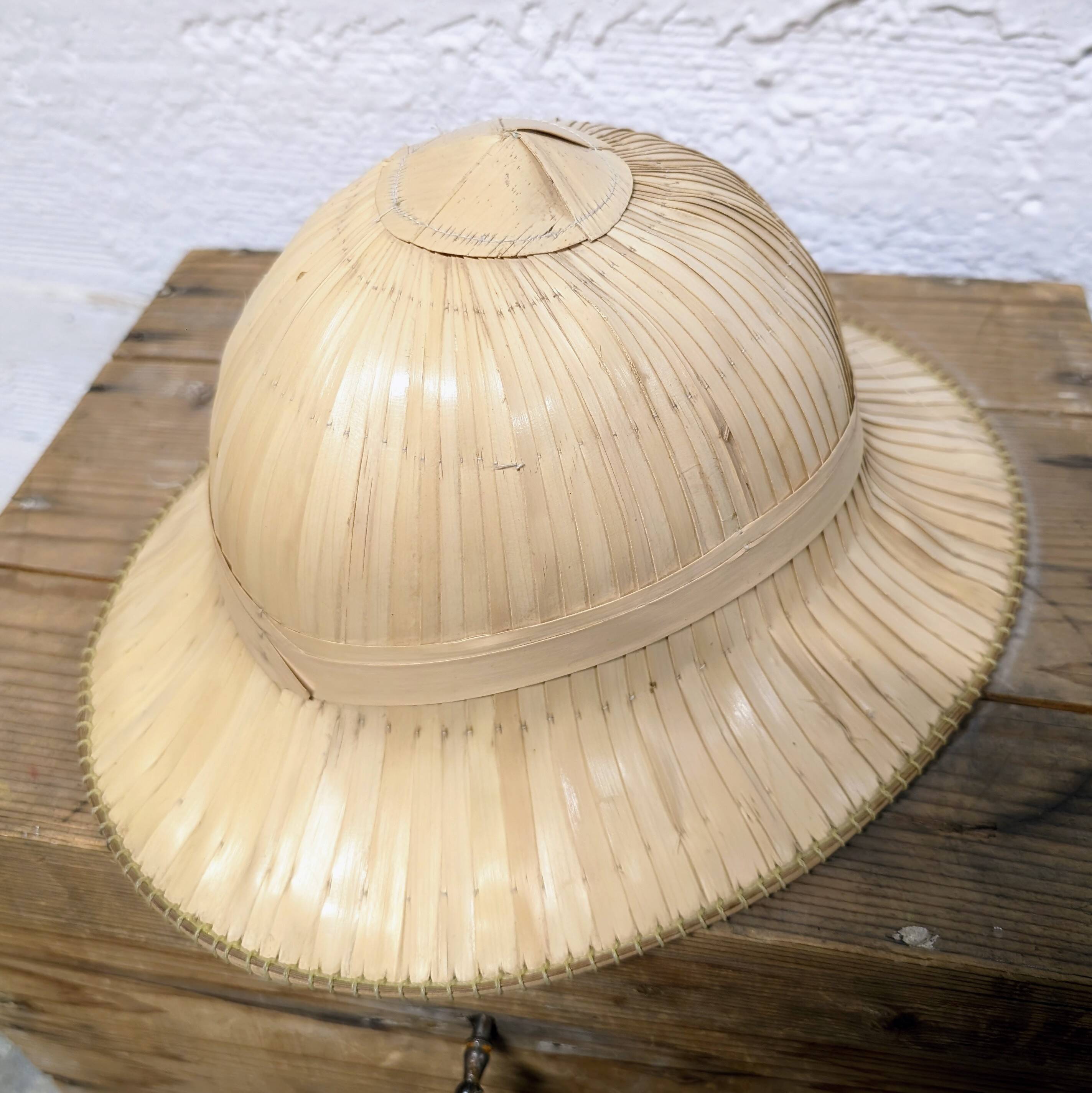 Colonial hat made of braided fibers