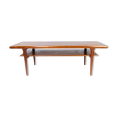 Table basse avec étagère en teck de design danois des années 1960.