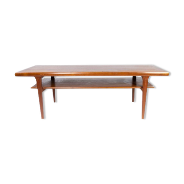 Table basse avec étagère en teck de design danois des années 1960.