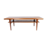 Table basse avec étagère en teck de design danois des années 1960.