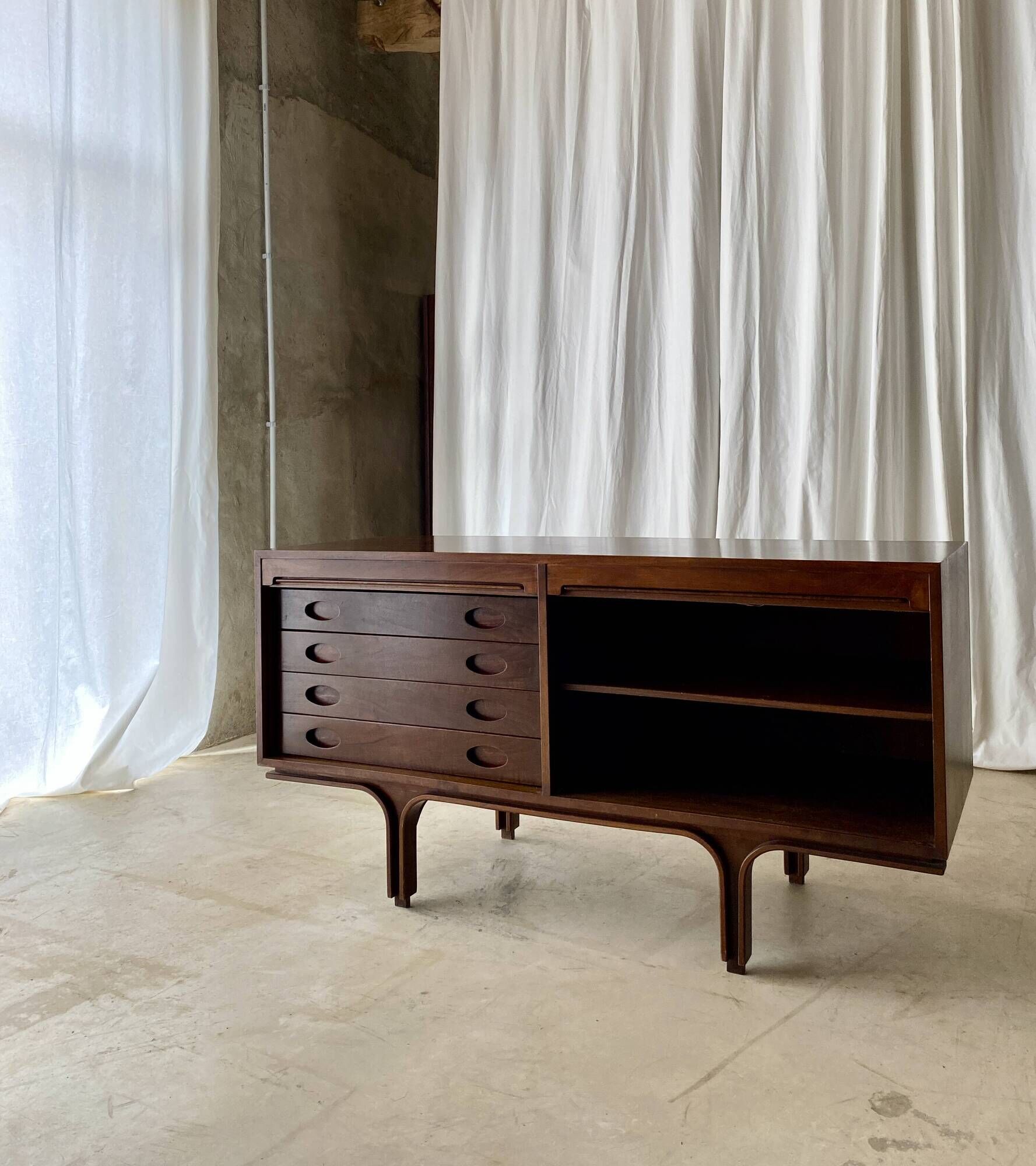 Aparador en palissandre de Gianfranco Frattini pour Bernini, années 60.