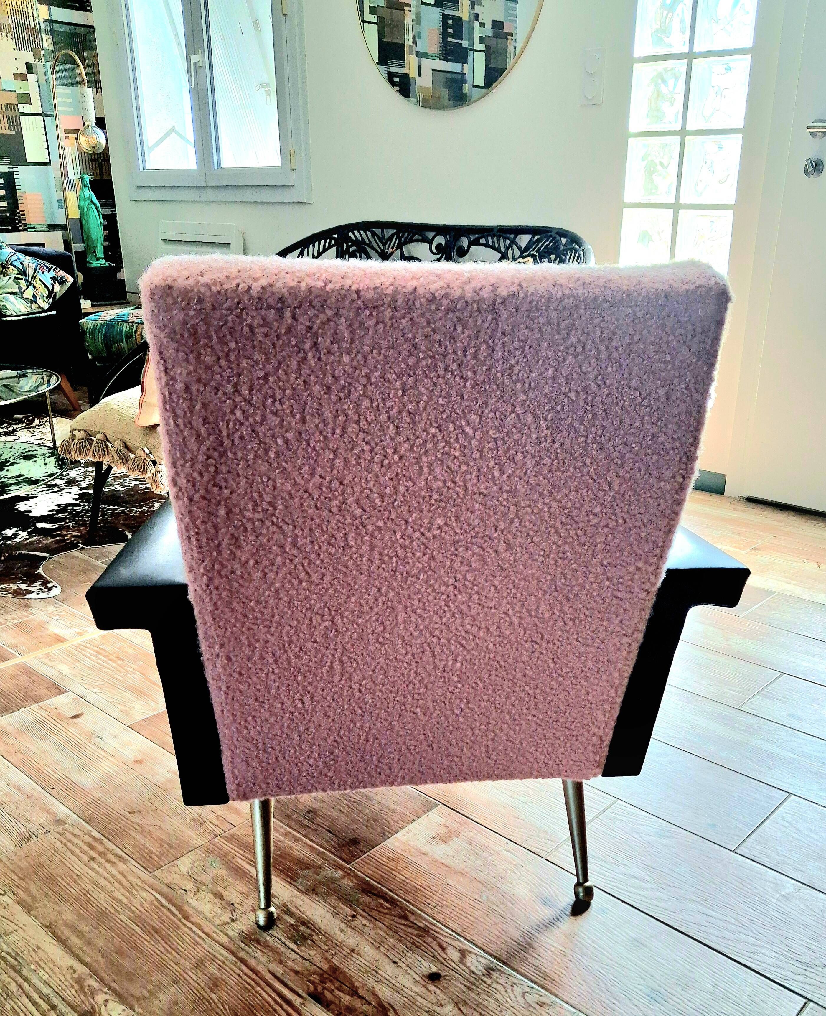 Fauteuil vintage en bouclette vieux rose et cuir noir