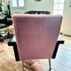 Fauteuil vintage en bouclette vieux rose et cuir noir