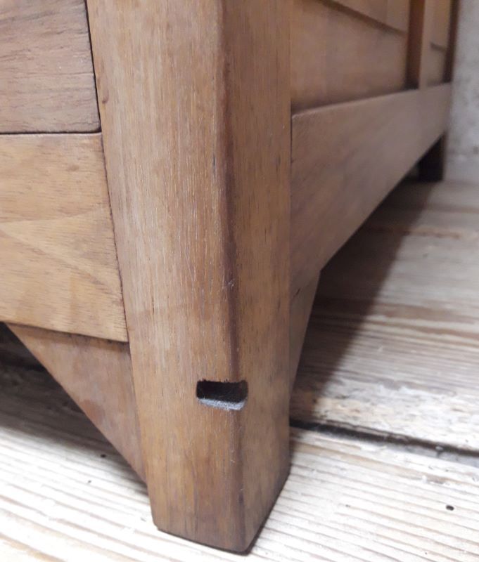 Minister's desk in walnut with drawers
