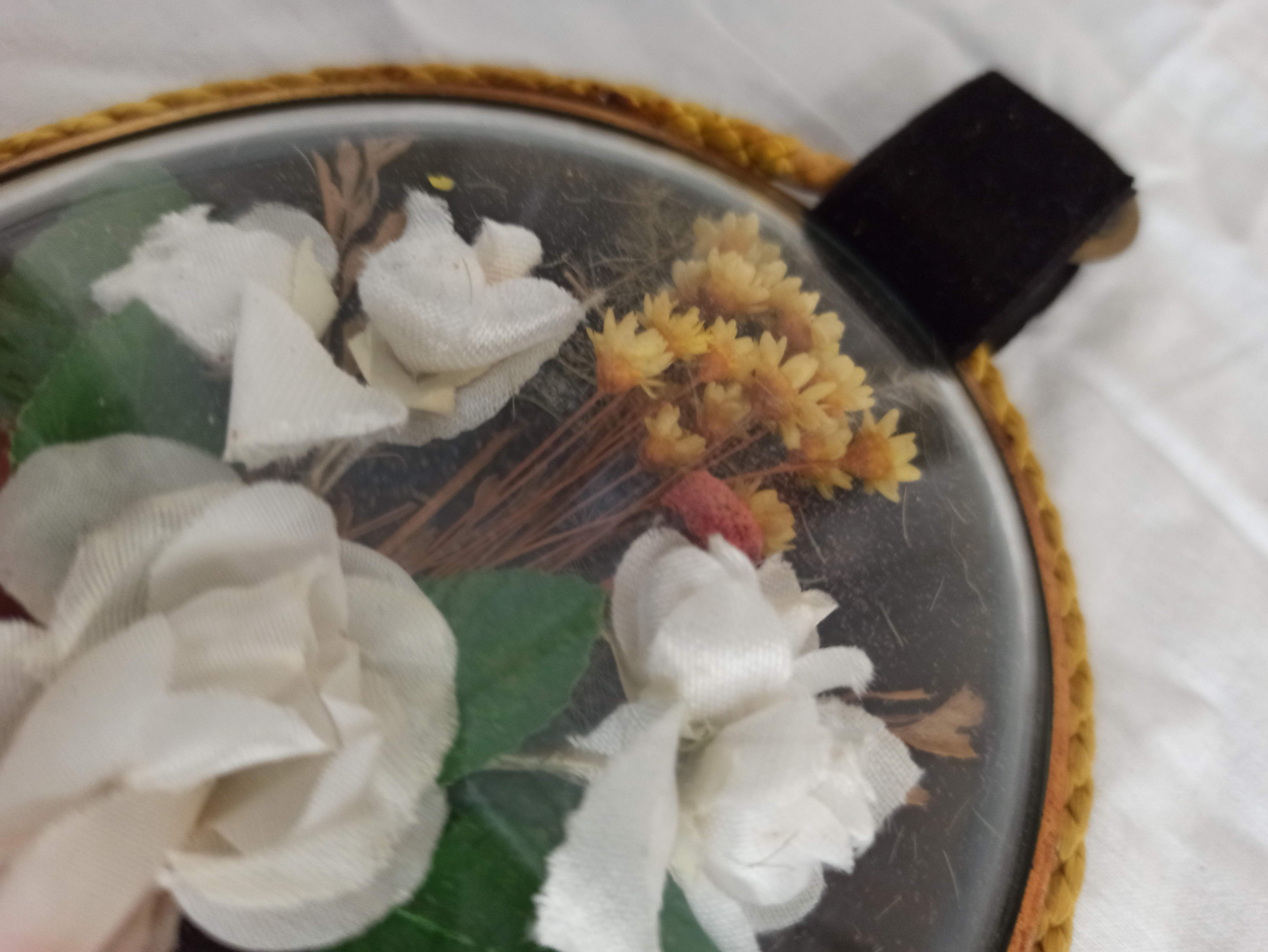 Frame dried flowers and synthetic flowers of oval shape Bombé
