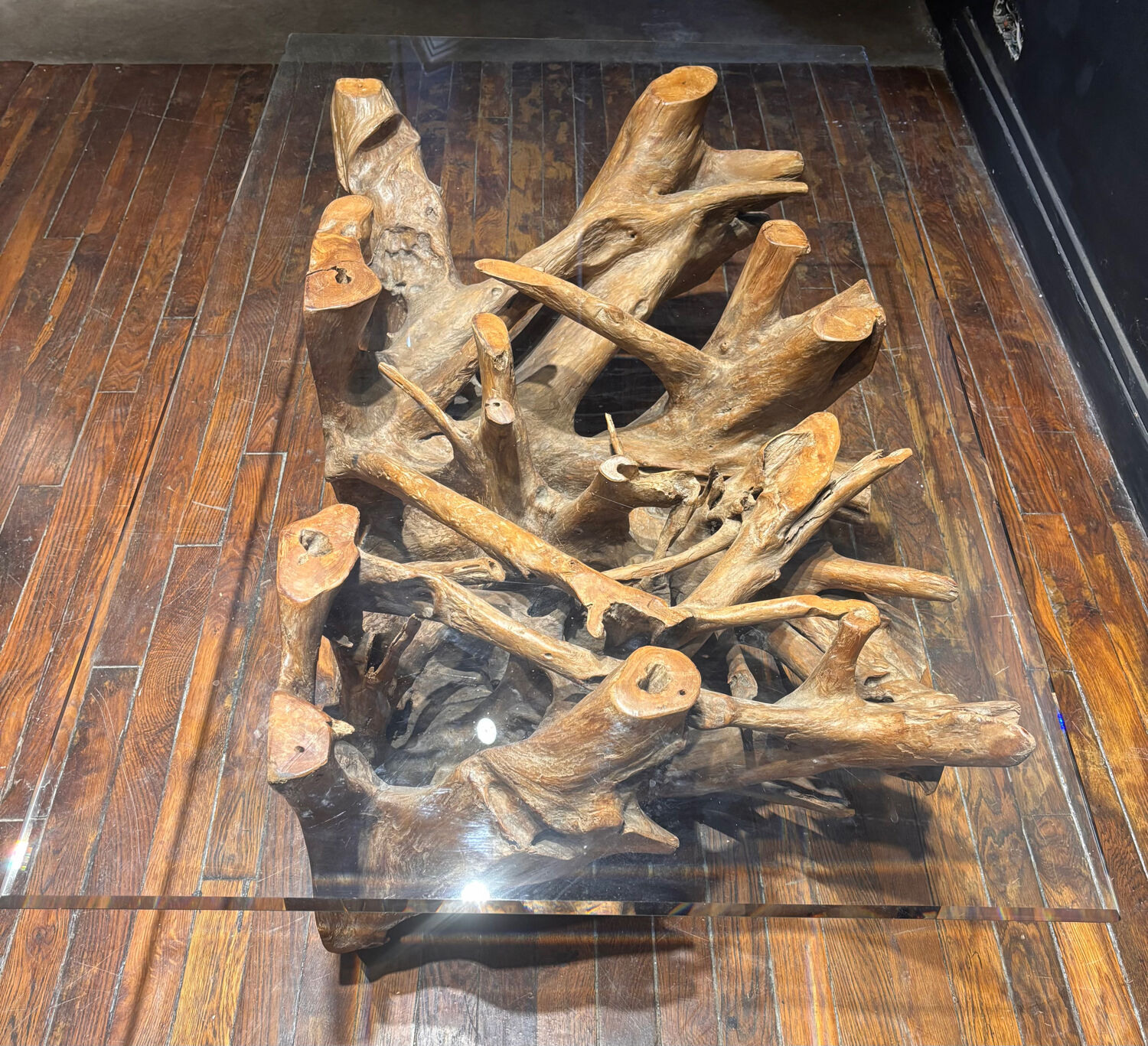Design coffee table in driftwood and glass – Unique and natural piece