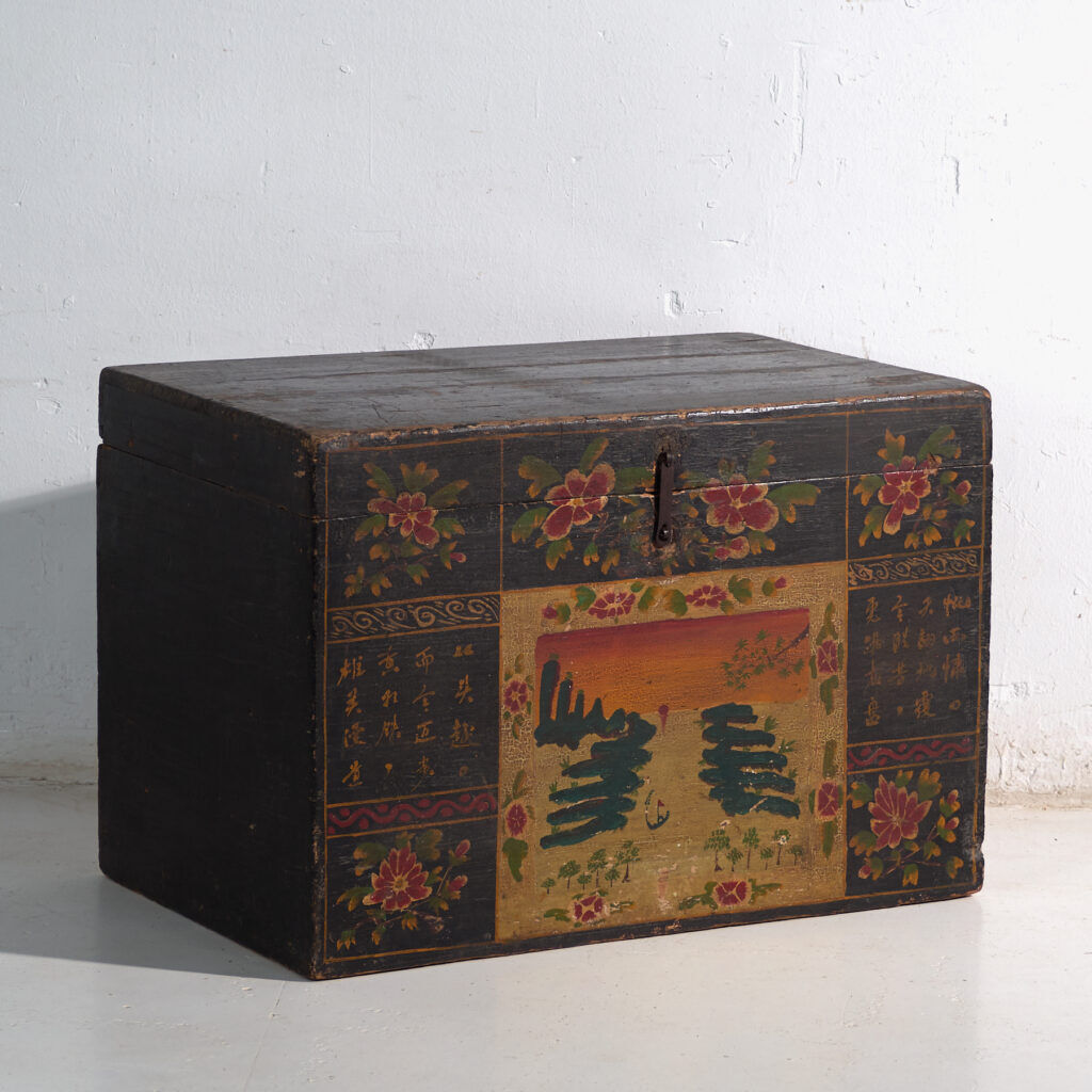 Coffre ancien peint en bois de pin – Chine, vers 1900