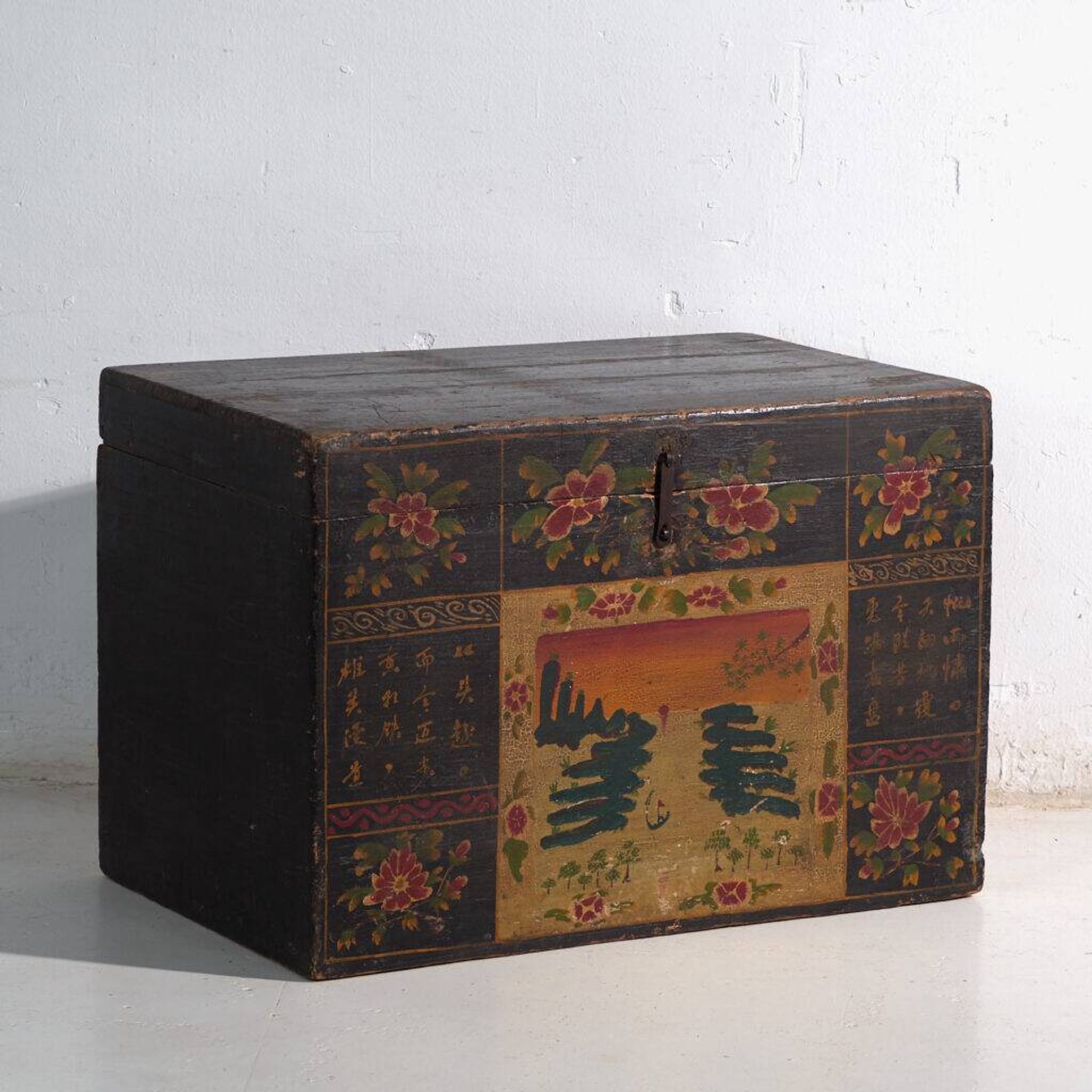 Coffre ancien peint en bois de pin – Chine, vers 1900