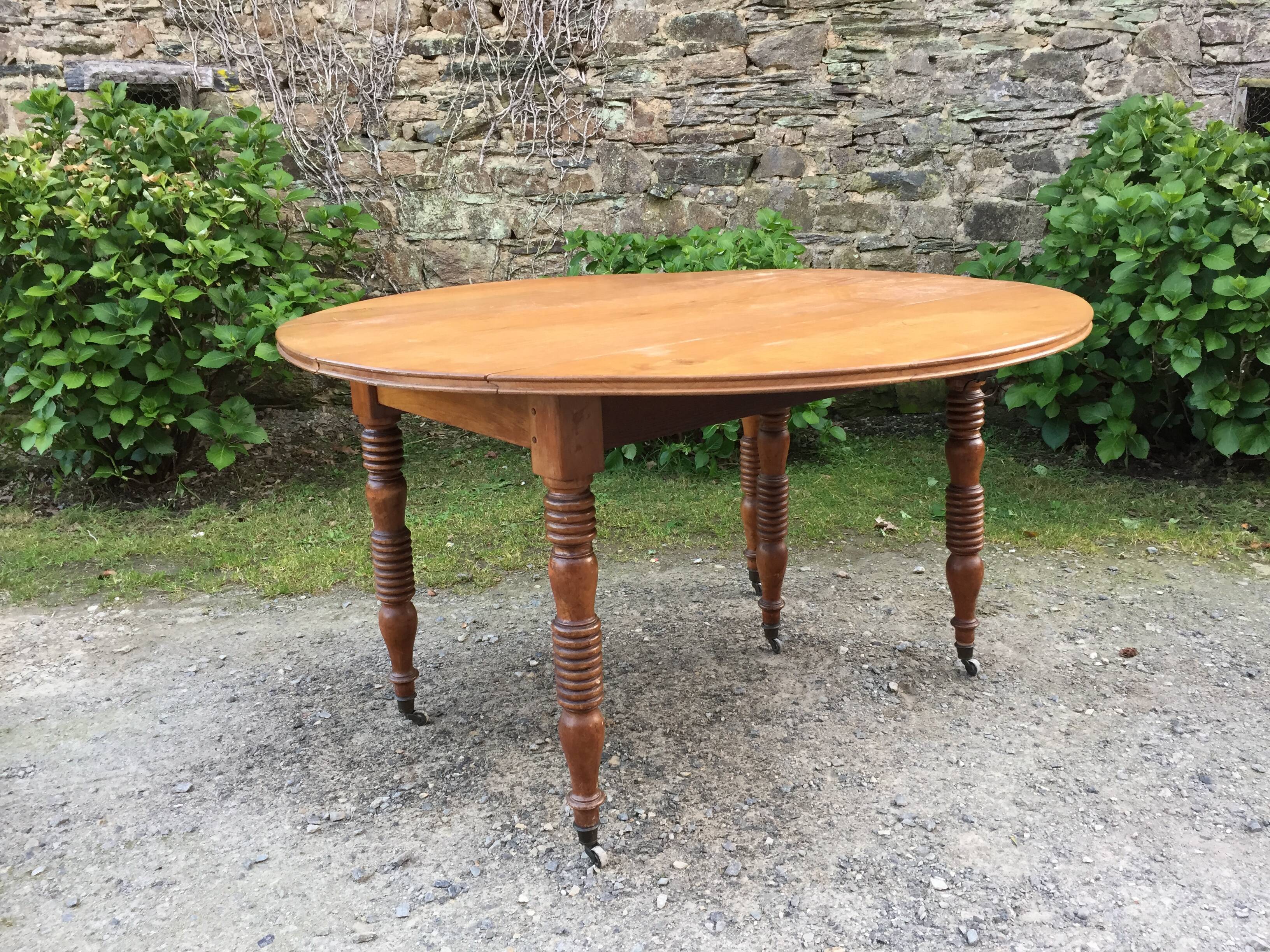 Old oval table Louis Philippe with 6 feet