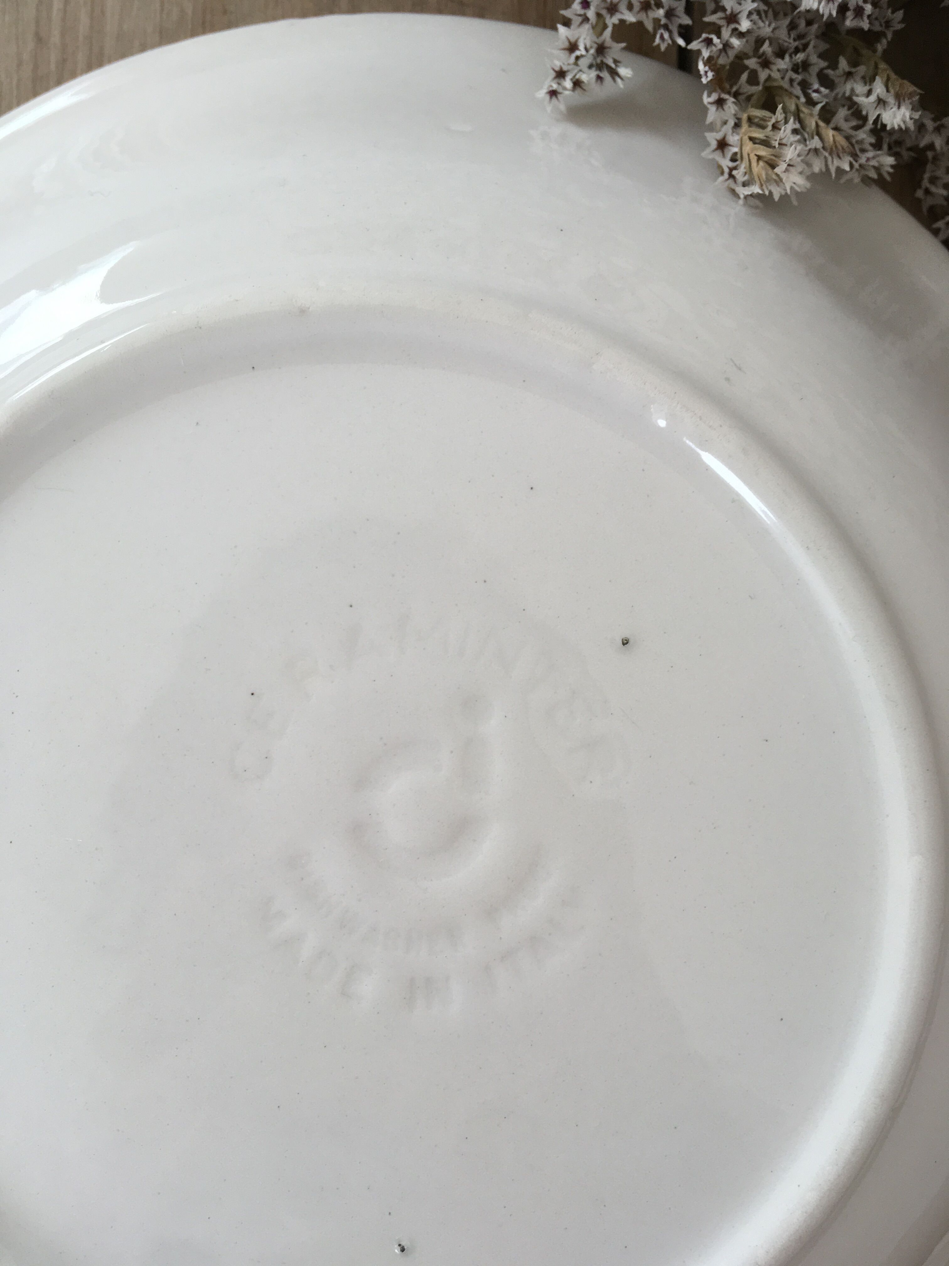 Beige speckled hollow plates