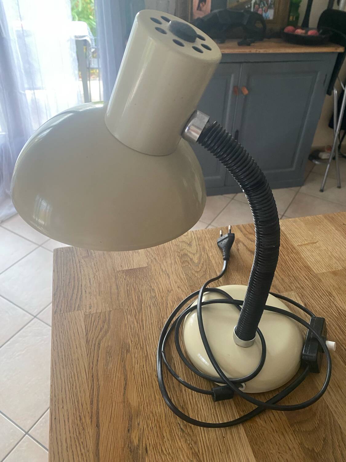 Beige metal desk lamp
