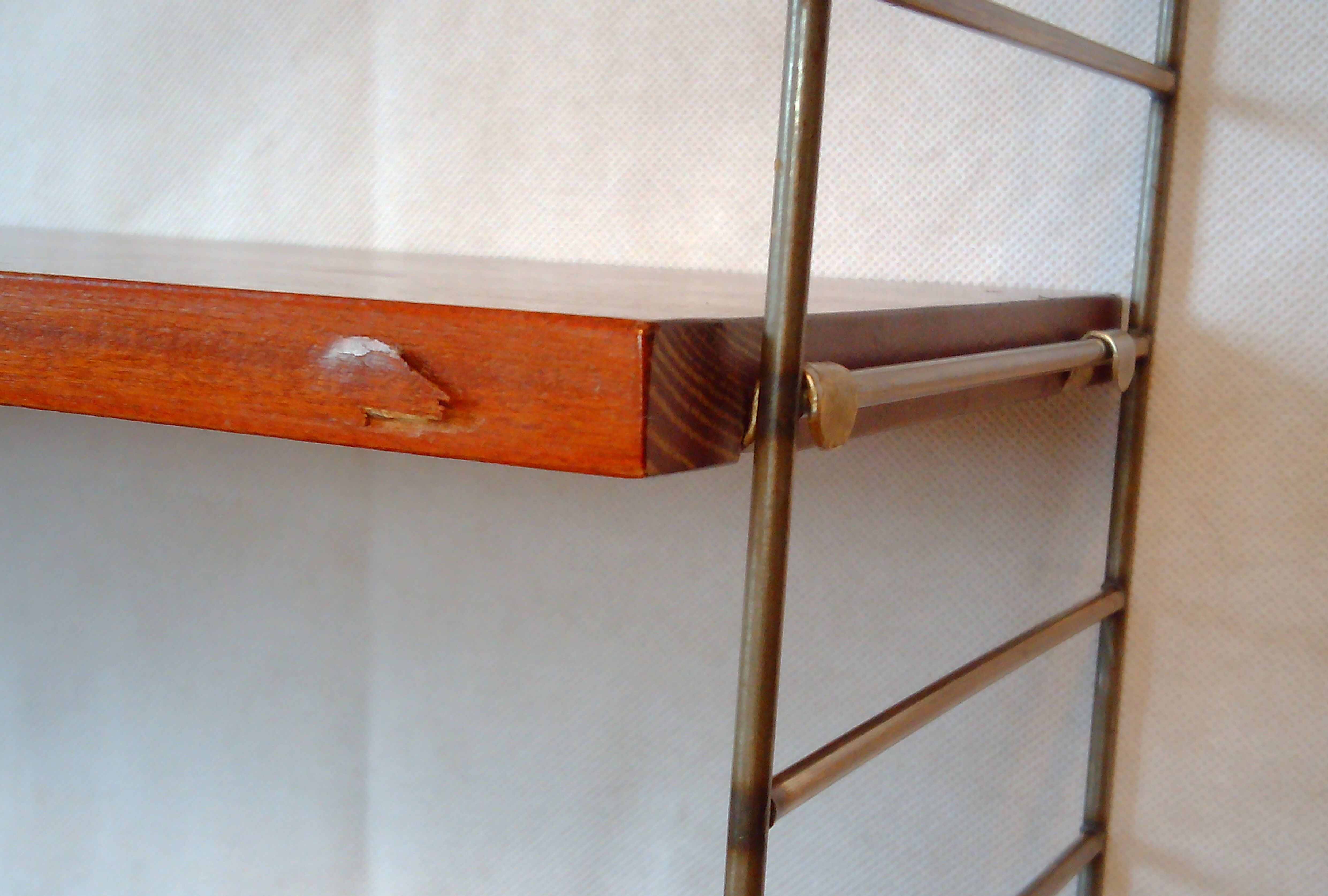 String shelf by Nisse Strinning with three mahogany shelves. Gungrey metal sides.