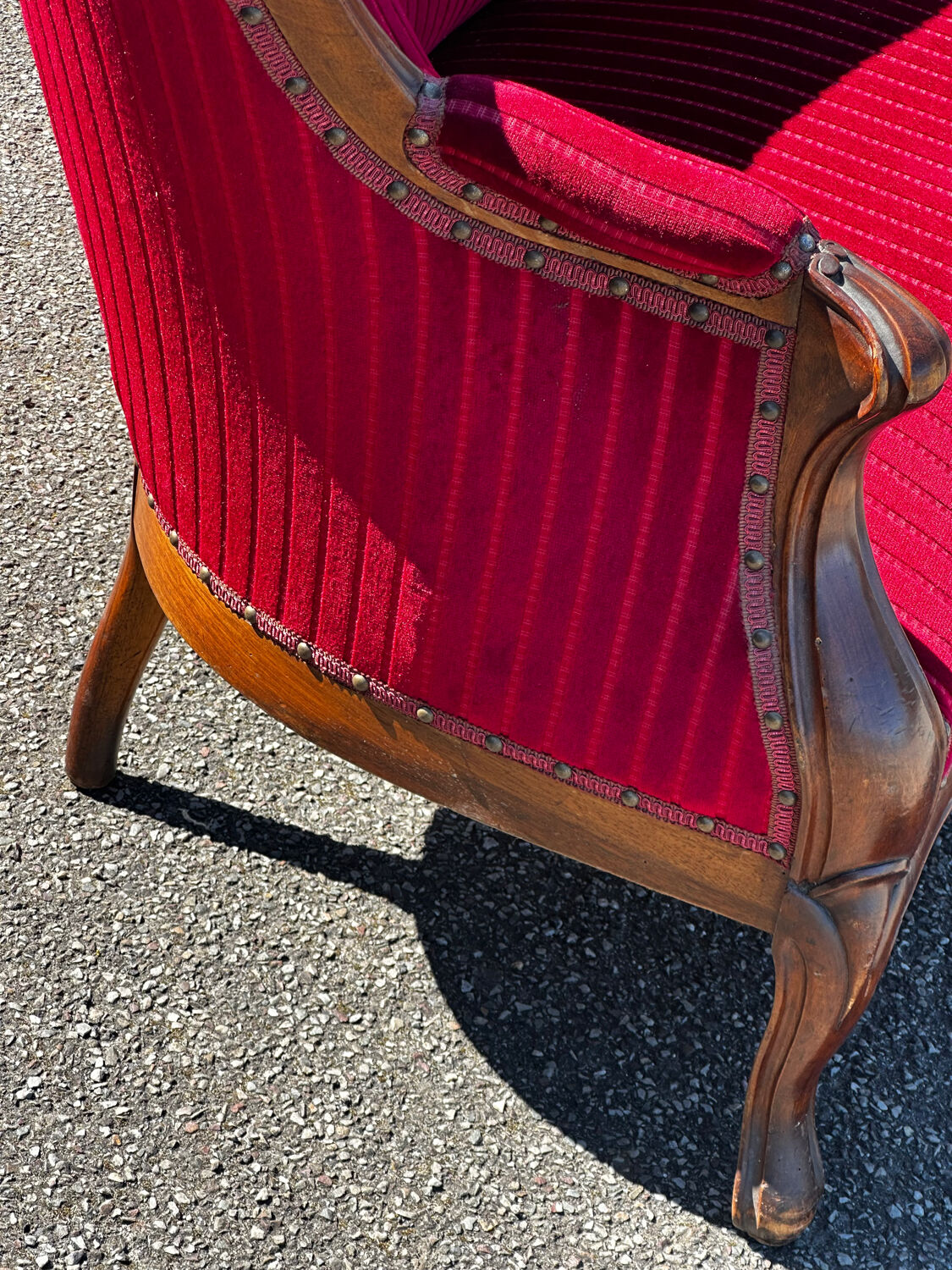 Louis XV style canapé in moulded wood – red velvet fabric – 19th century