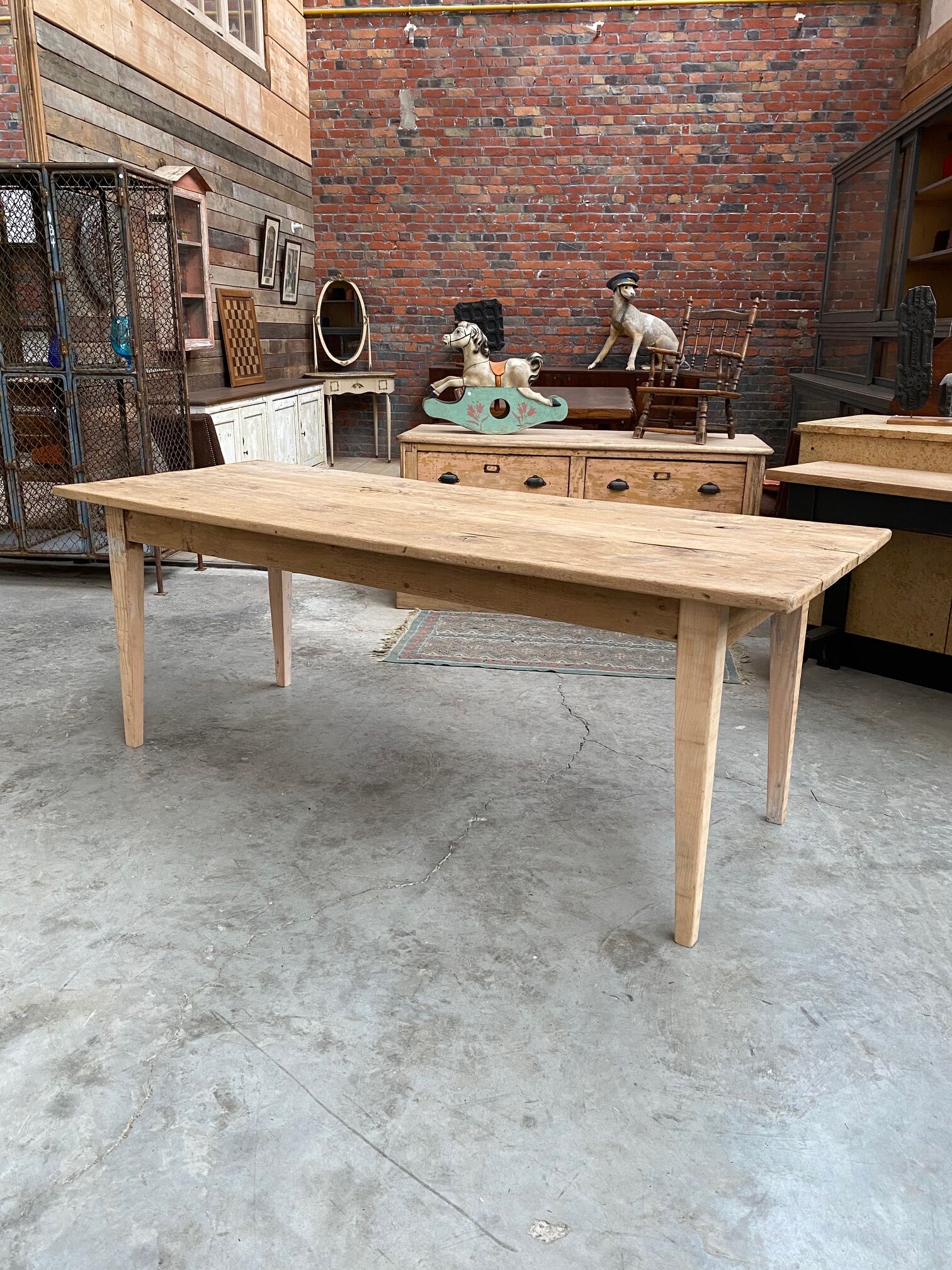 Firm table spindle legs