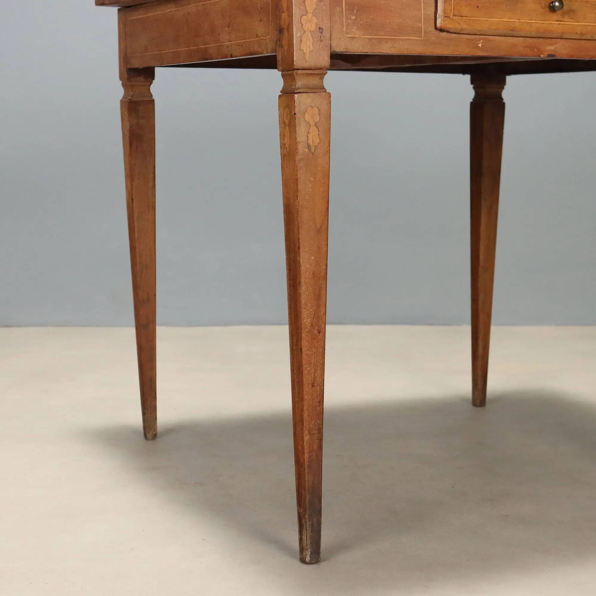 Antique neoclassical walnut coffee table with maple inlays, 18th century.