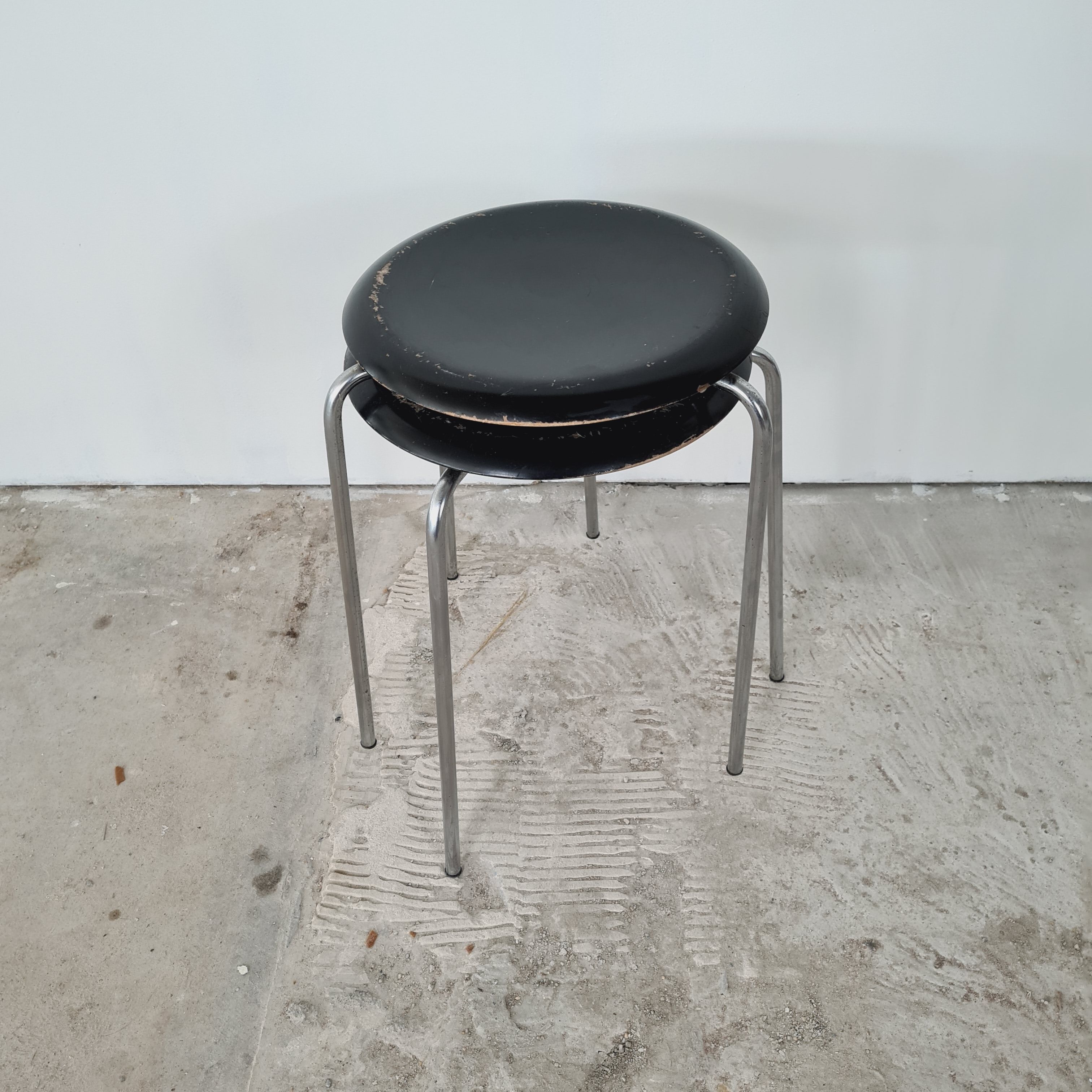 Set of two black "Dot" stools by Arne Jacobsen for Fritz Hansen