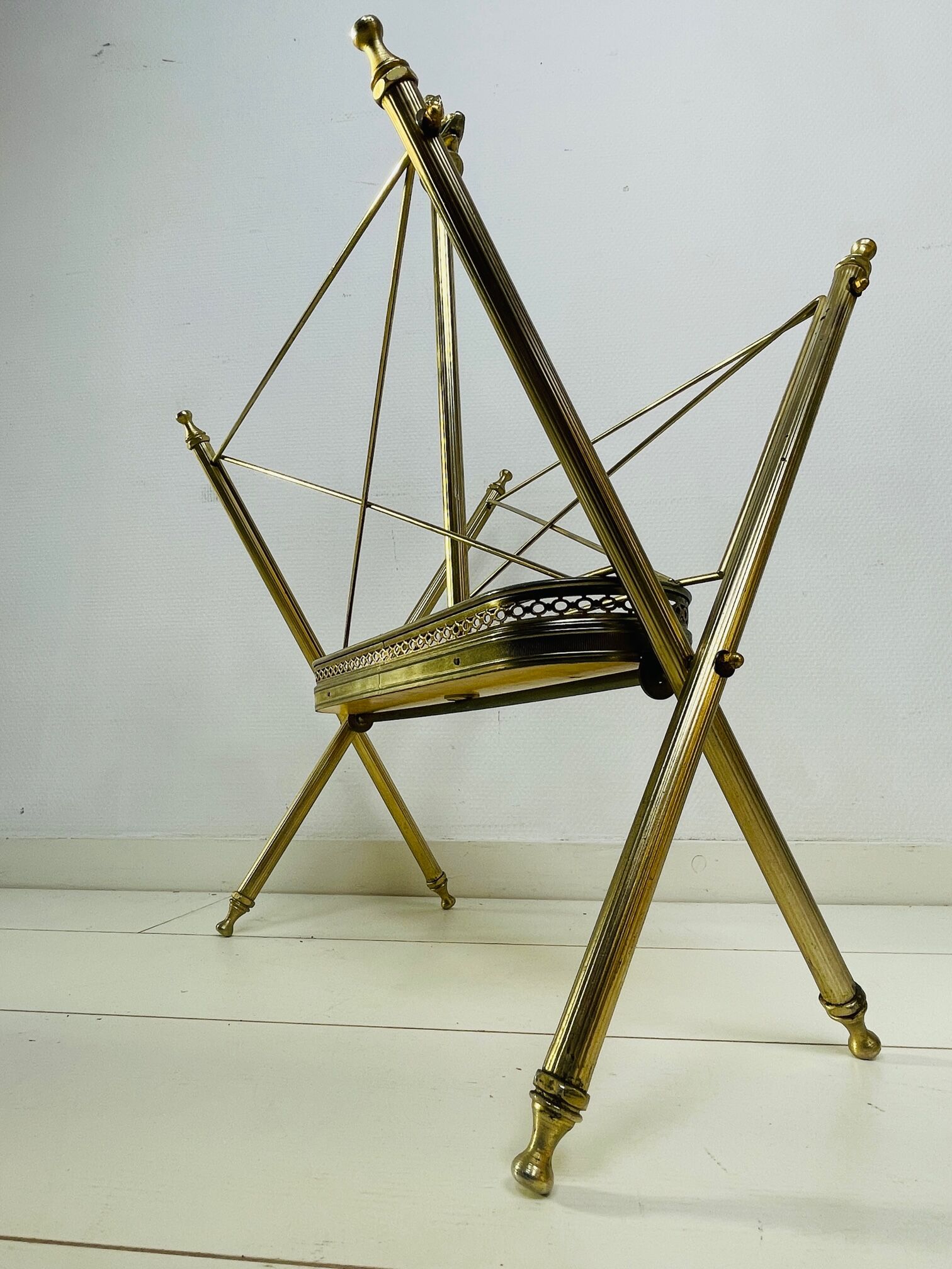 Porte-revues vintage n laiton néo classique