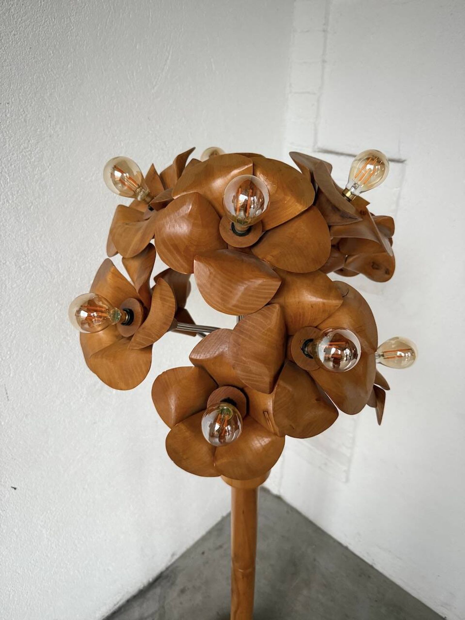 Lampadaire en orme motifs « fleurs », années 70