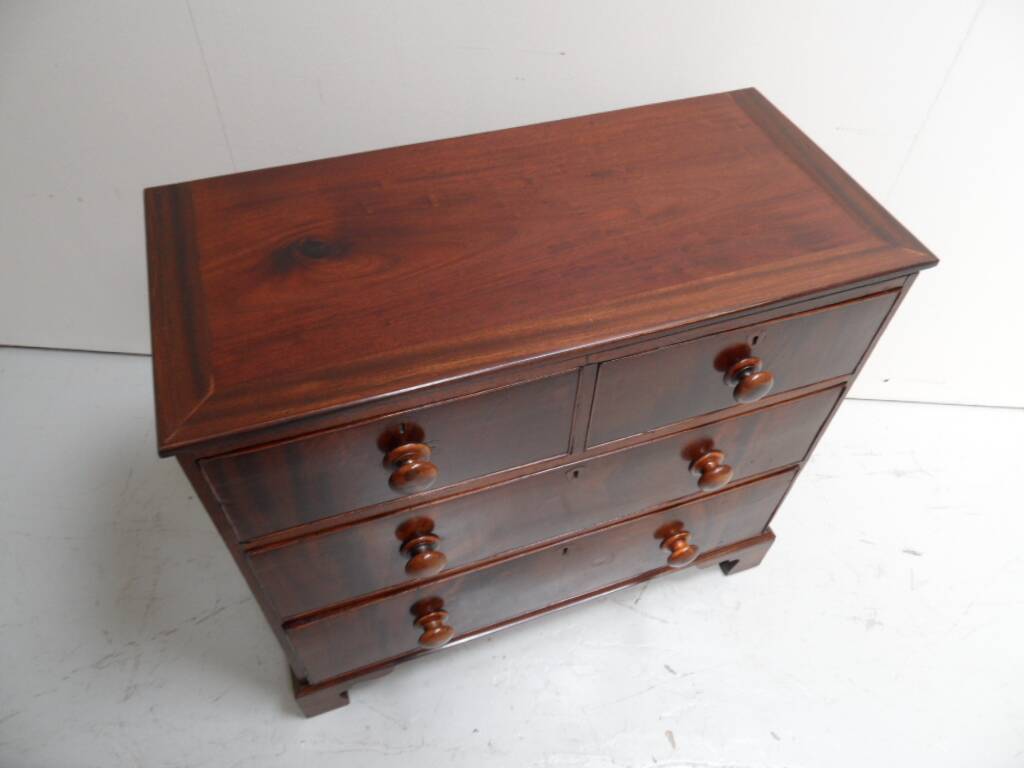 Commode en acajou antique