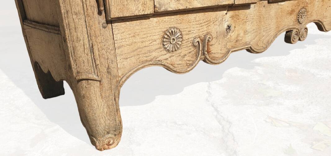 3-door sideboard in light oak, late 18th century, carved rustic work