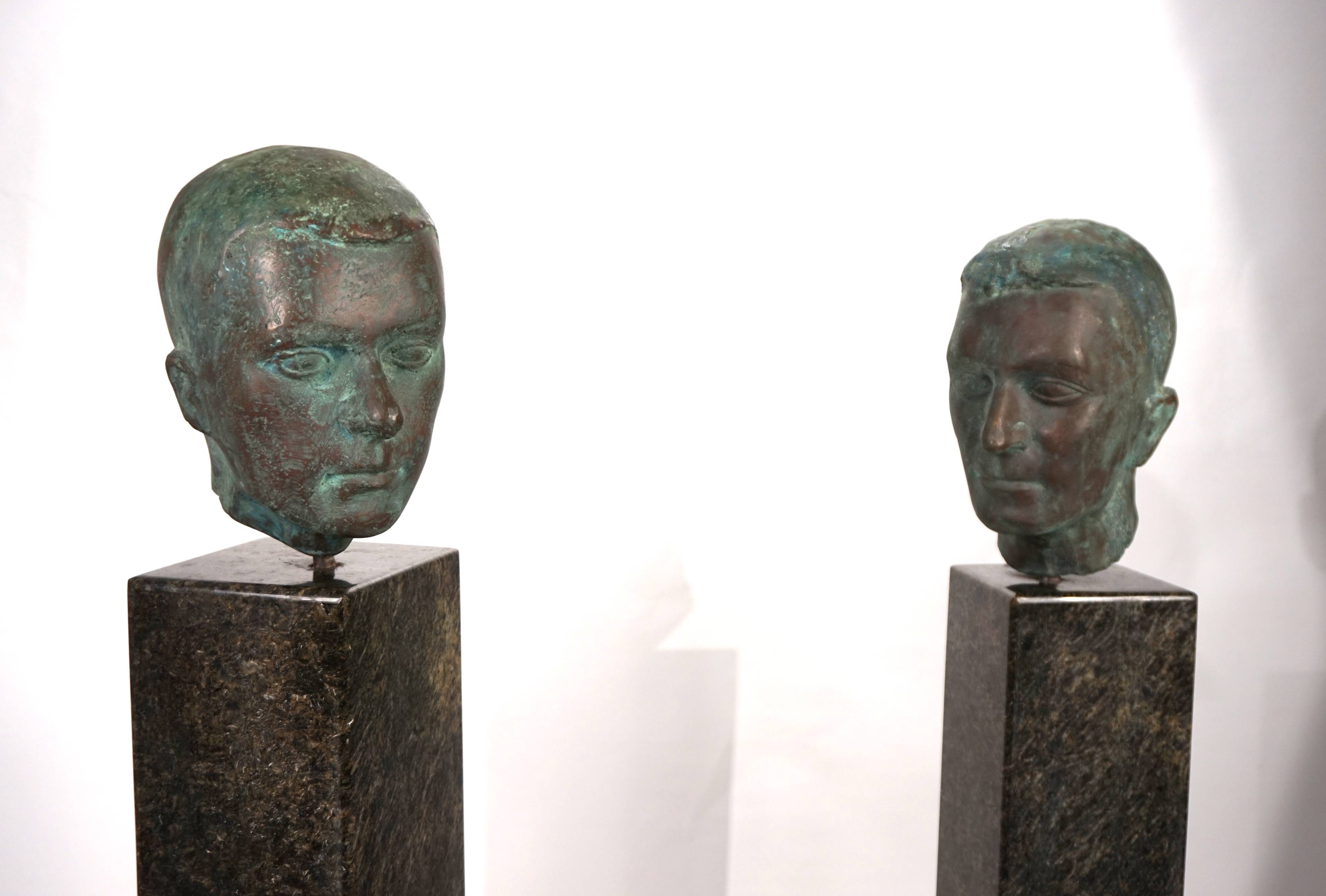 Ensemble de deux bustes en bronze sur stèles en granit par un élève de Georg Kolbe, 1925