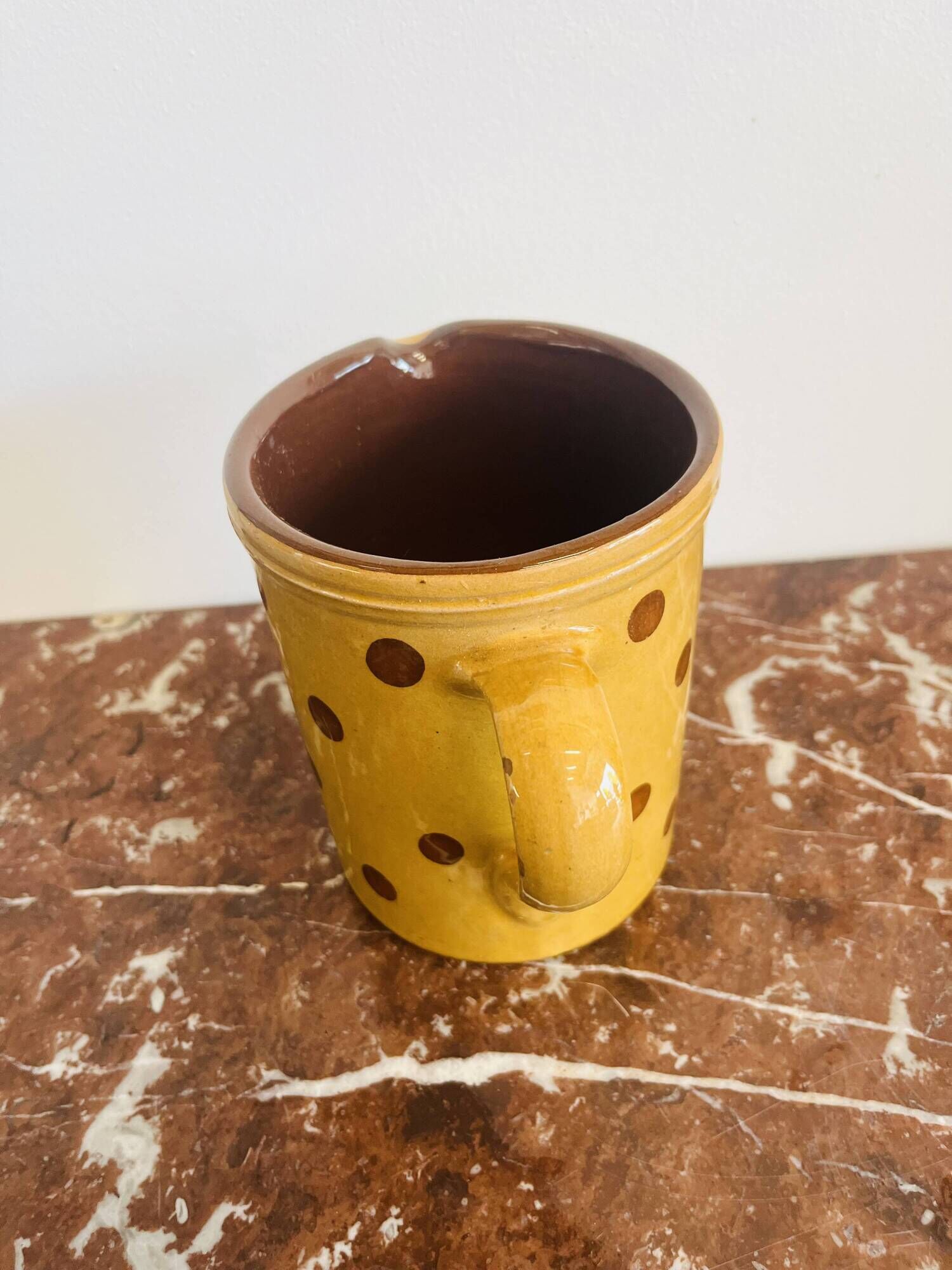 Ancienne poterie pichet savoyard décoré d’un motif de pois