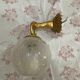Applique vintage main en bronze doré et globe en verre craquelé
