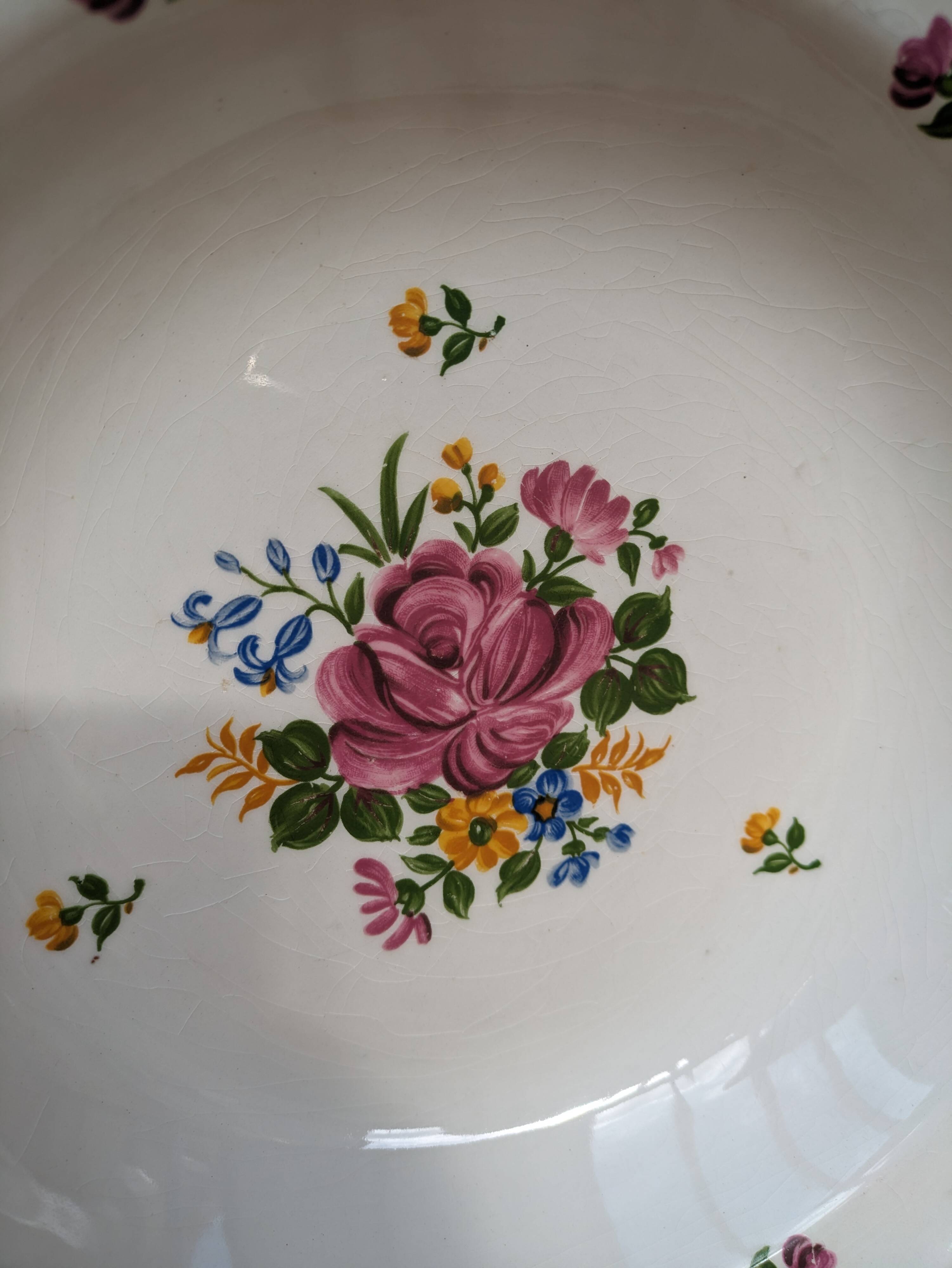Round hollow dish with flower bouquet decoration Saint Amand Vieux Strasbourg