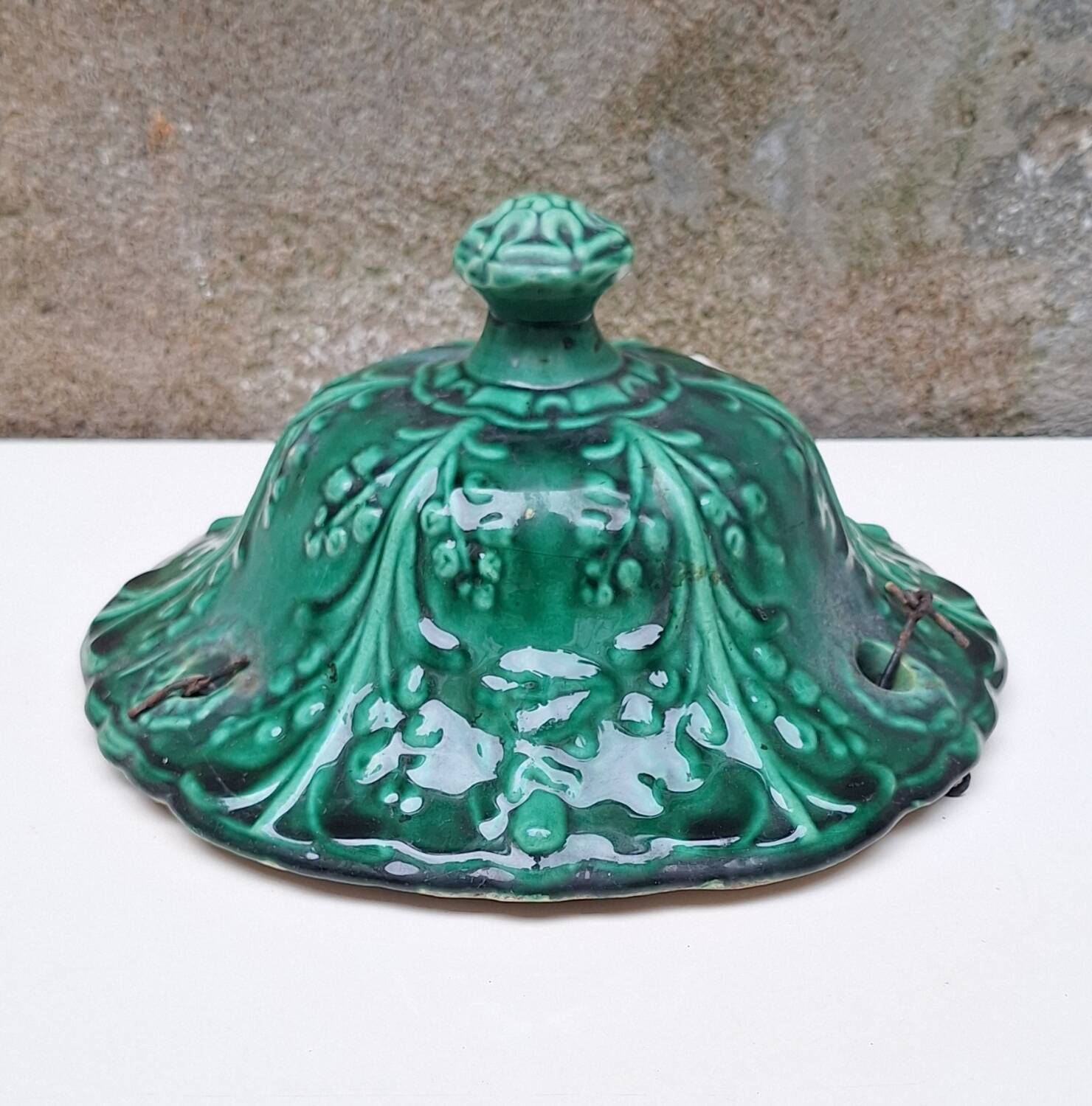 Hanging planter in green earthenware