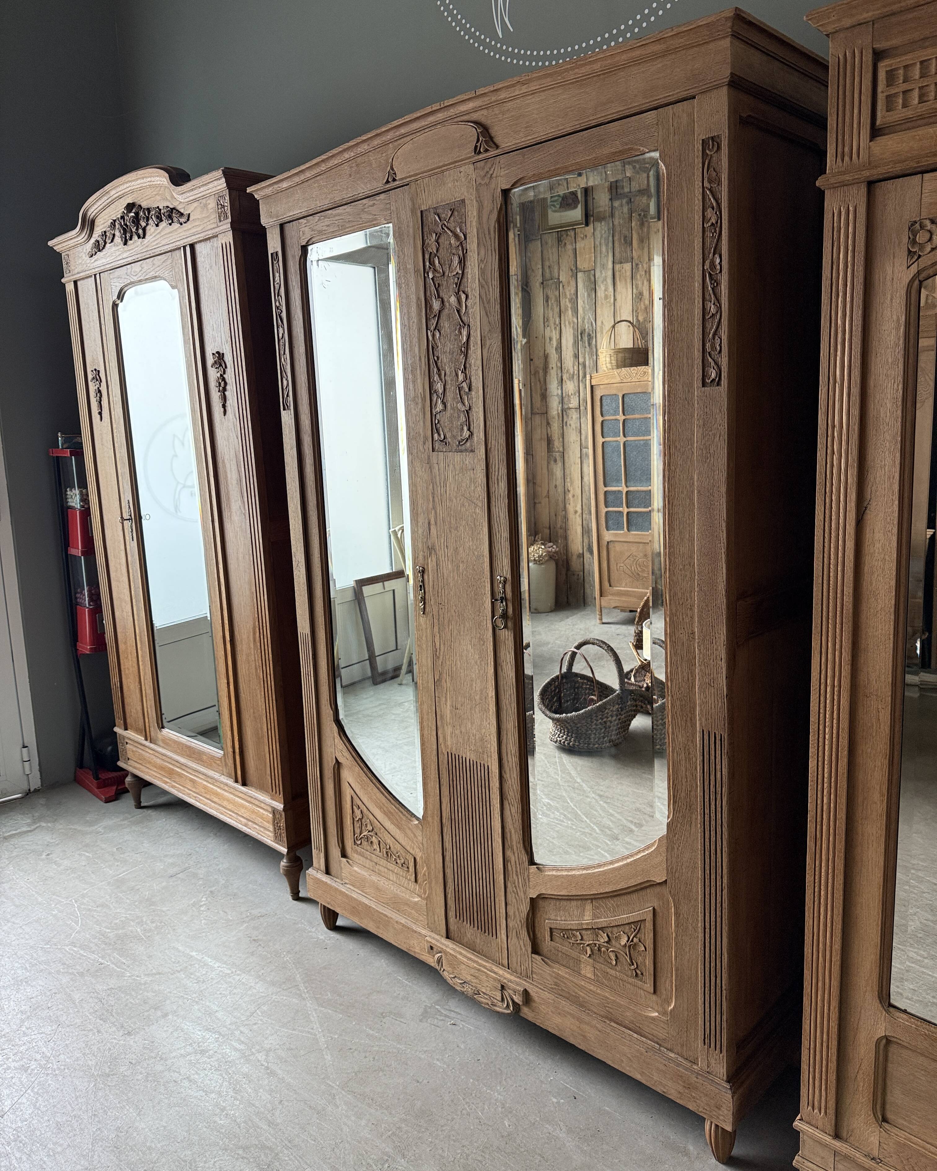 Large Art Nouveau wardrobe in solid oak (renovated)