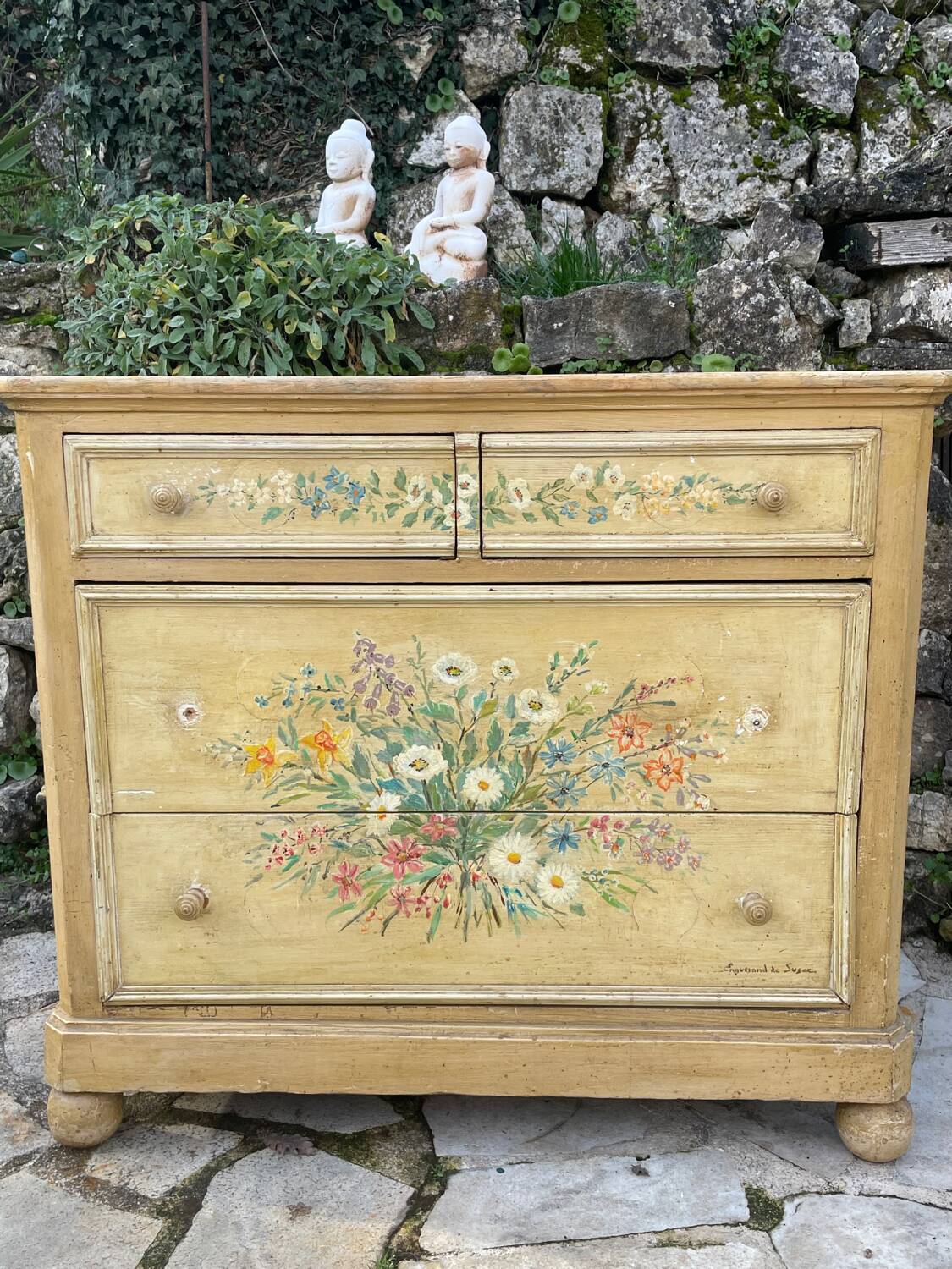 Commode en bois peint a décor de fleurs