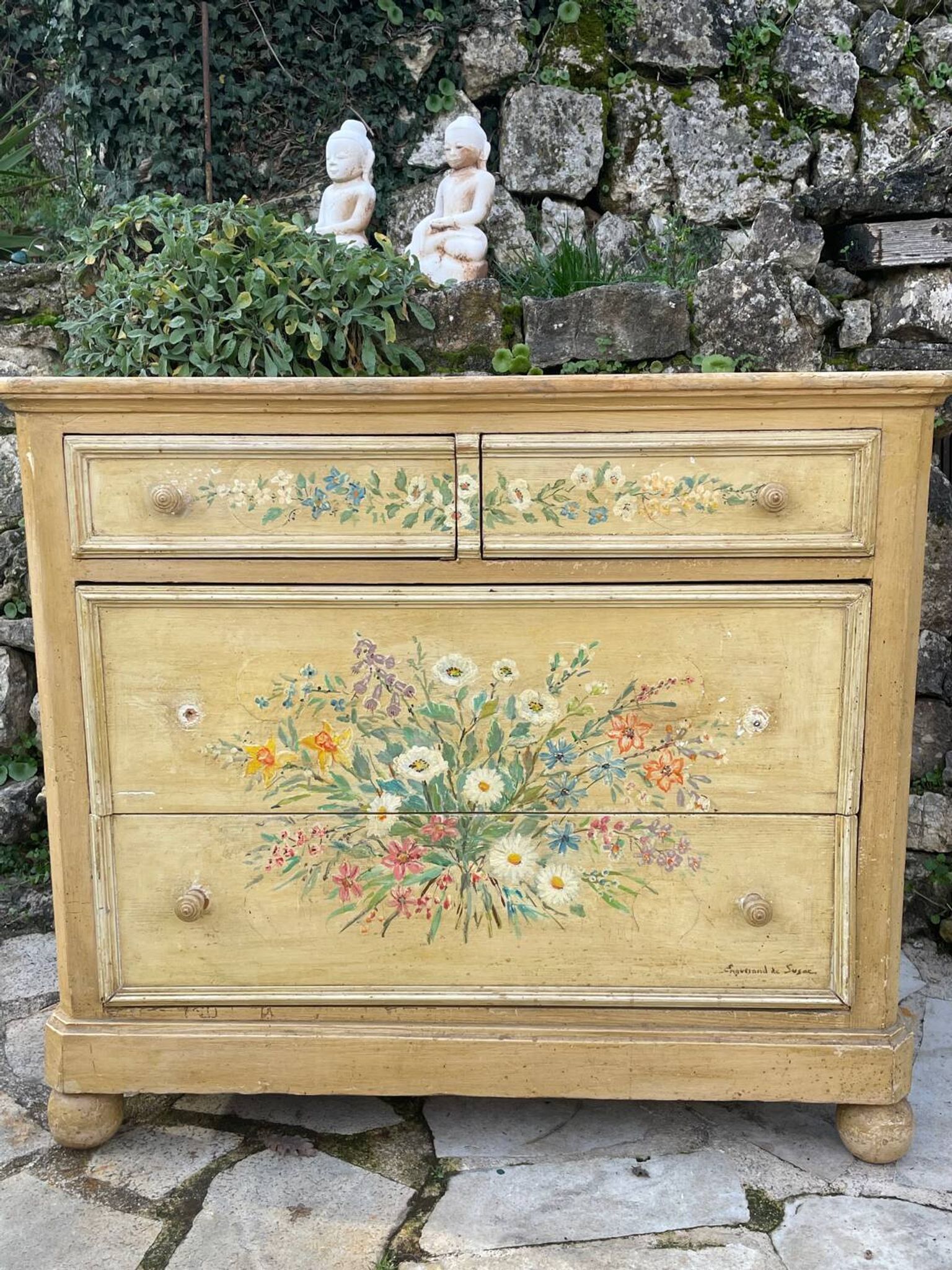 Commode en bois peint a décor de fleurs