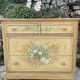 Commode en bois peint a décor de fleurs