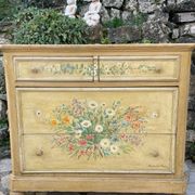 Commode en bois peint a décor de fleurs
