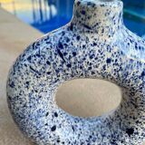 Round varnished flower vase