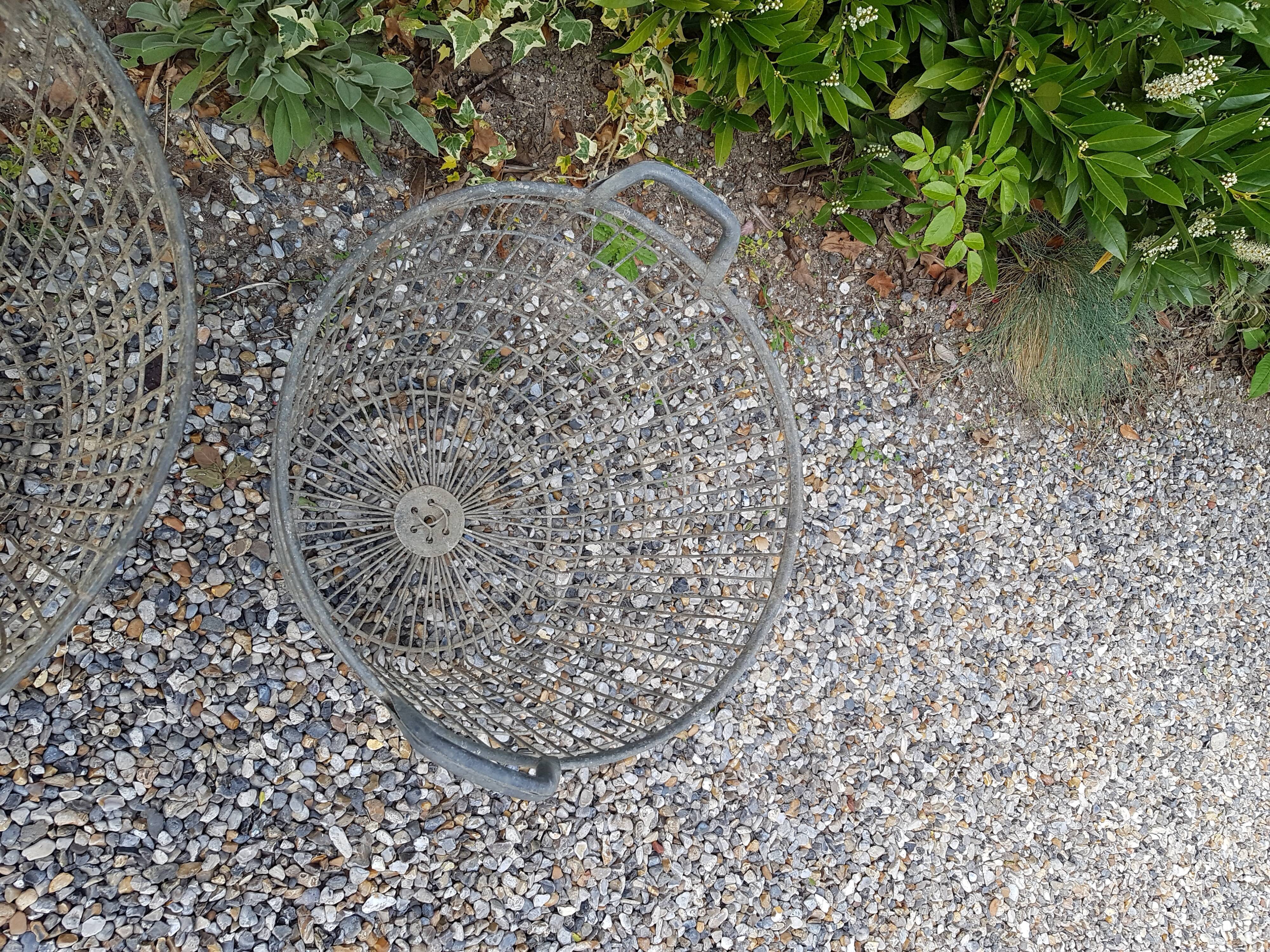 Lot of 2 metal baskets