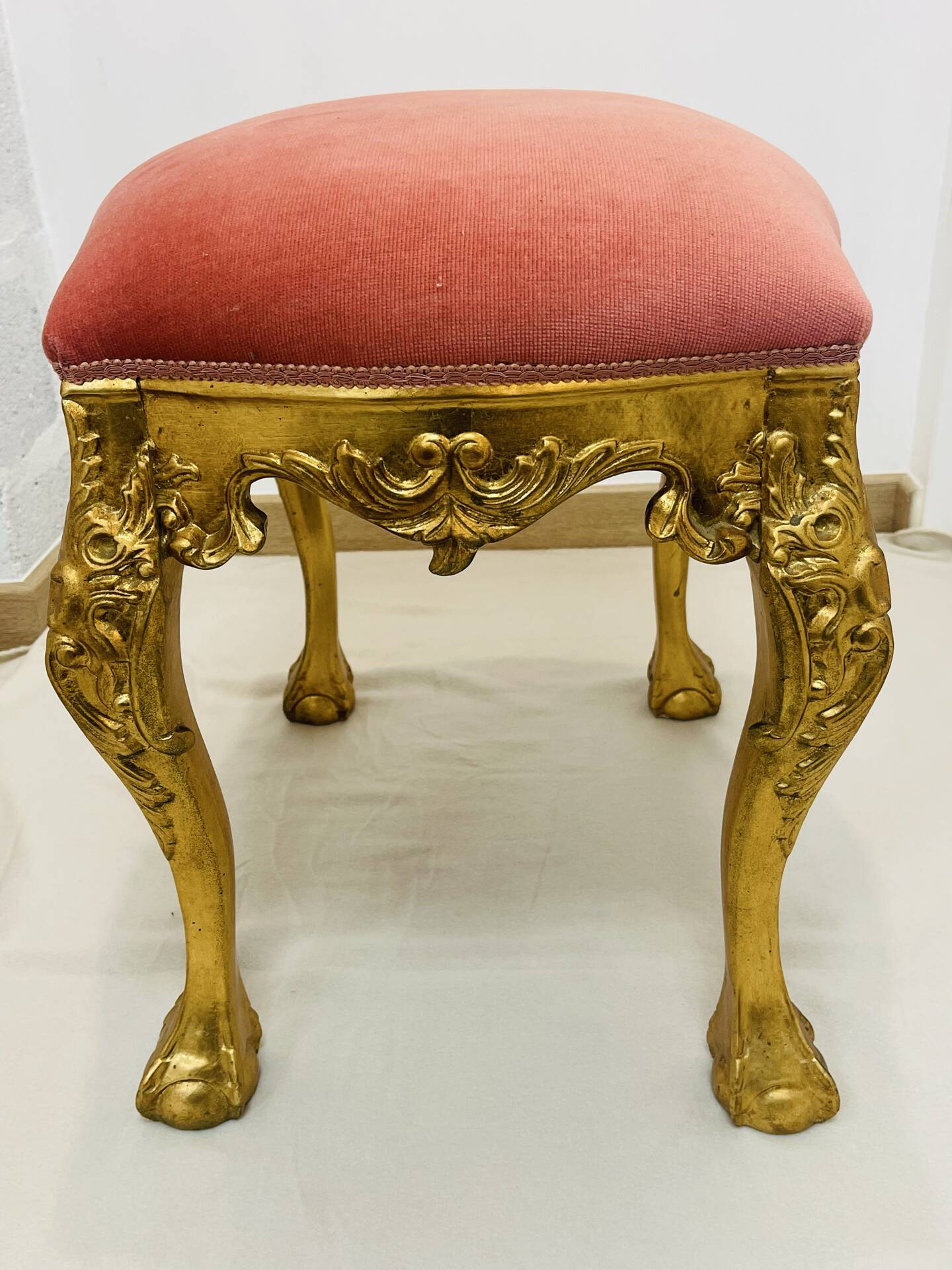 Louis XV Rococo style stool in gilded wood – pink seat – 20th century
