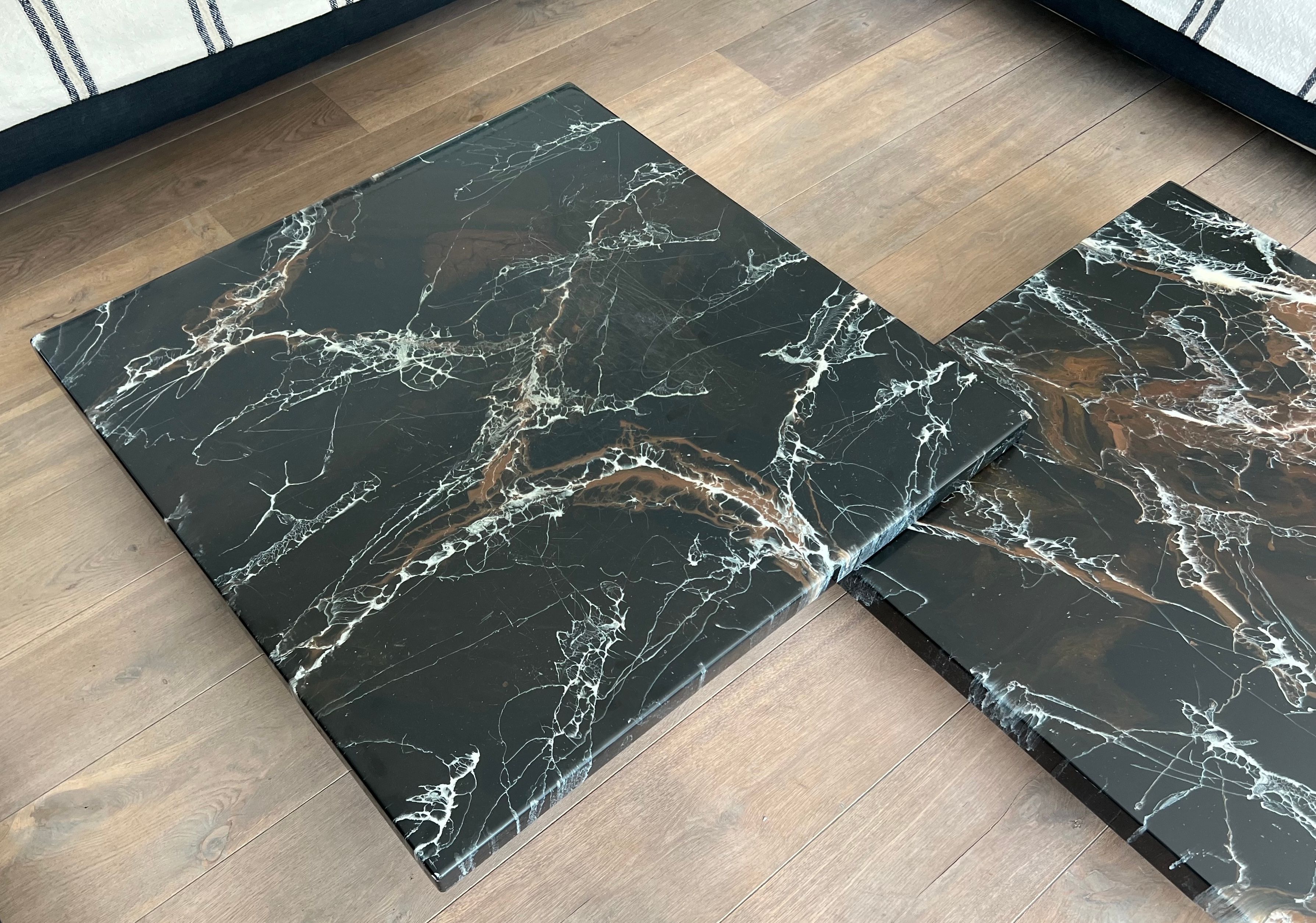 Table basse composée de deux tables design en faux marbre reposant sur piètements chromés de Willy Rizzo