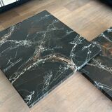 Table basse composée de deux tables design en faux marbre reposant sur piètements chromés de Willy Rizzo