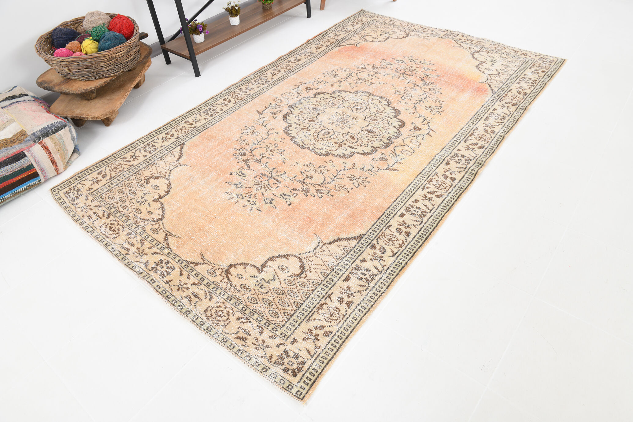 Madallion classic style distressed rug 266x161 cm